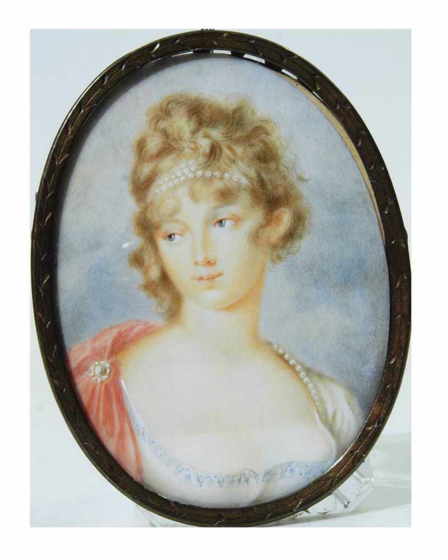 Elfenbein-Miniatur.Elfenbein-Miniatur. 20. Jahrhundert. Ovalbildnis einer jungen Frau mit tief - Bild 3 aus 4