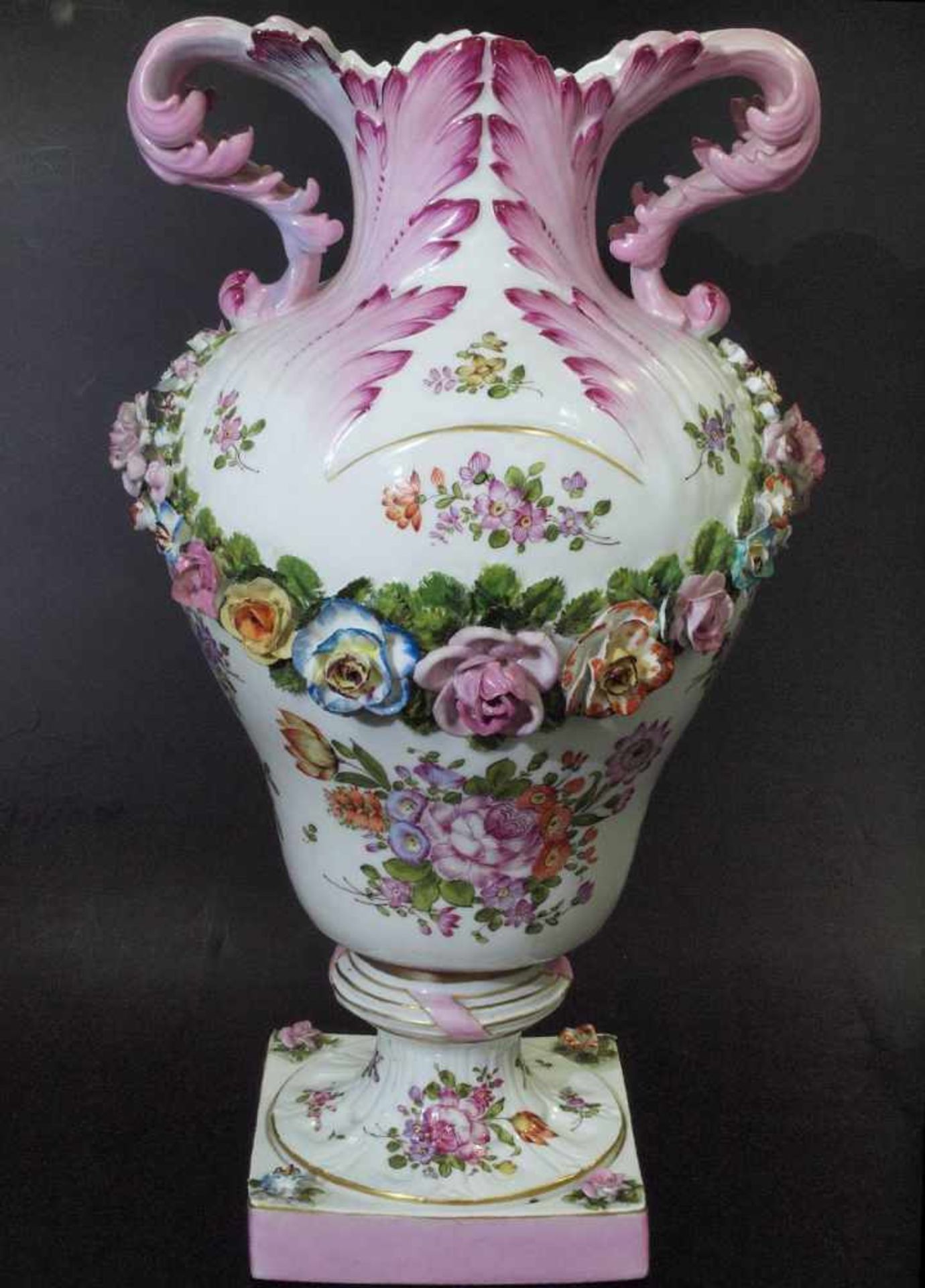 Große Amphoren-Prunkvase.Große Amphoren-Prunkvase. Um 1900.Farbige Bemalung mit Bukett und - Bild 5 aus 8