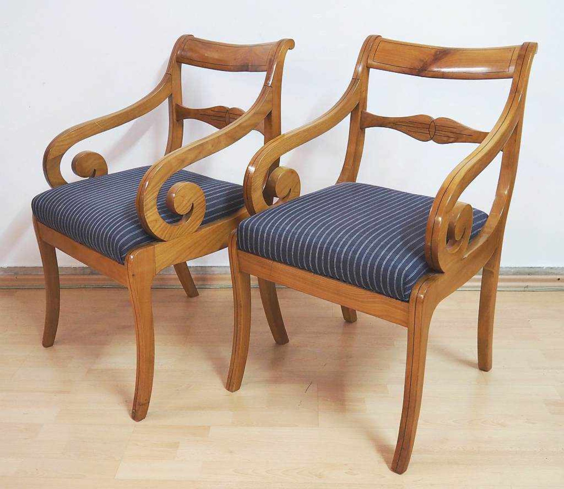 Paar Stühle im Biedermeier-Stil. Paar Stühle im Biedermeier-Stil. 20. Jahrhundert. Obstholz, - Bild 3 aus 5
