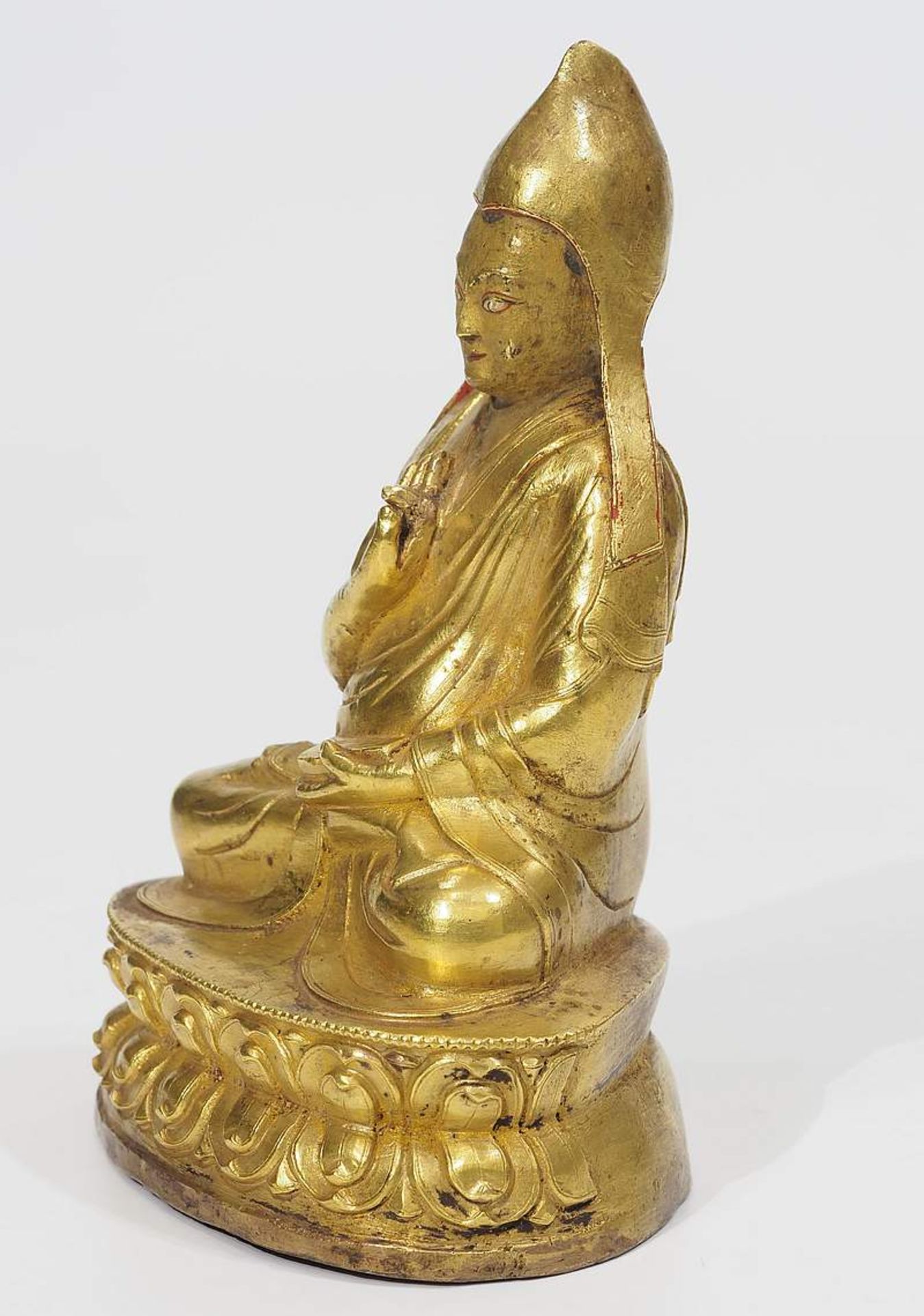 Buddha-Statue "Lama". Buddha-Statue "Lama". Tibet ca. 19. Jahrhundert. Bronze, feuervergoldet. - Image 3 of 6