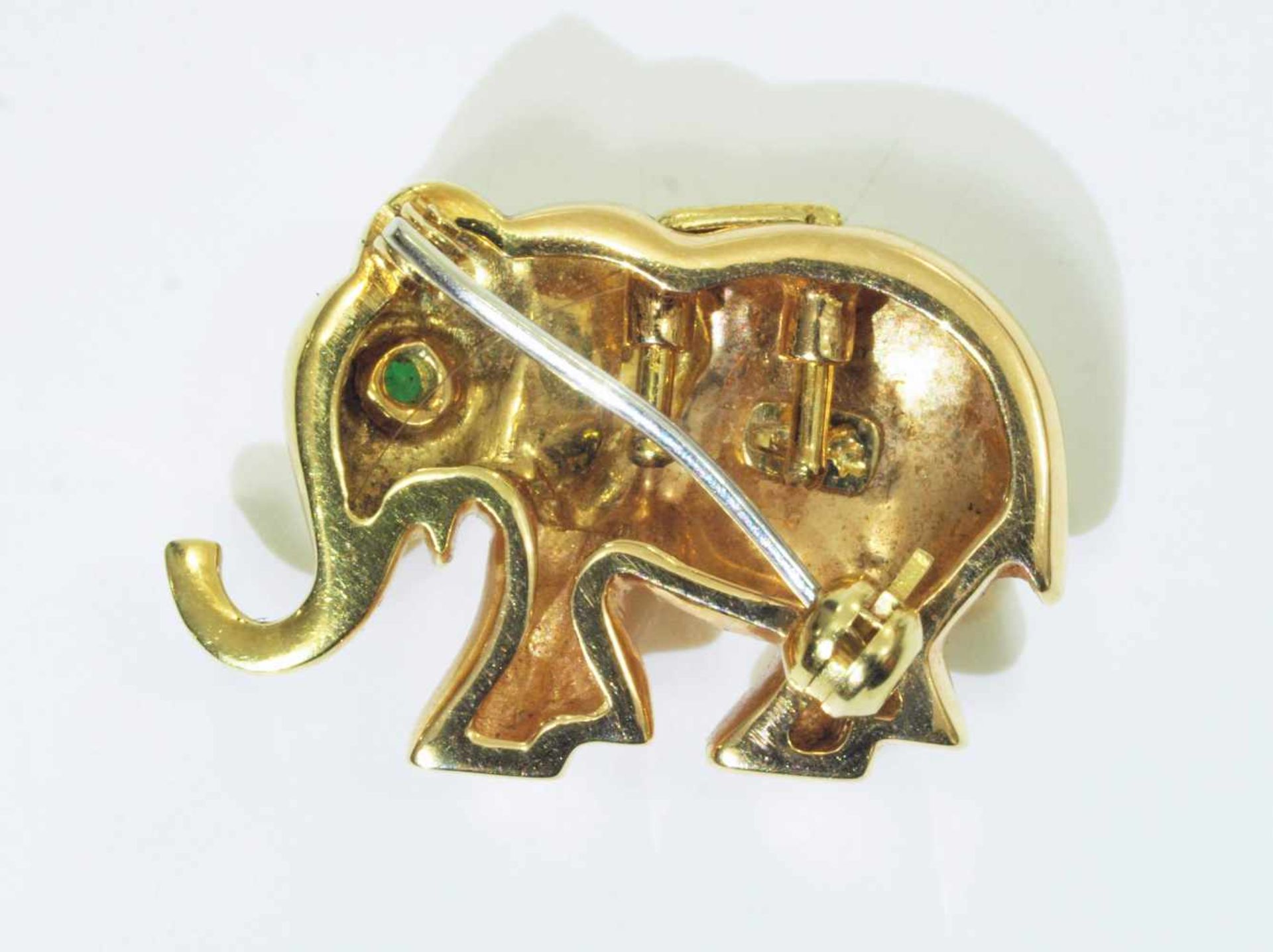 Anhänger/Brosche "Elefant".Anhänger/Brosche "Elefant". 750er Gelbgold. Schreitender glücklicher - Bild 3 aus 4