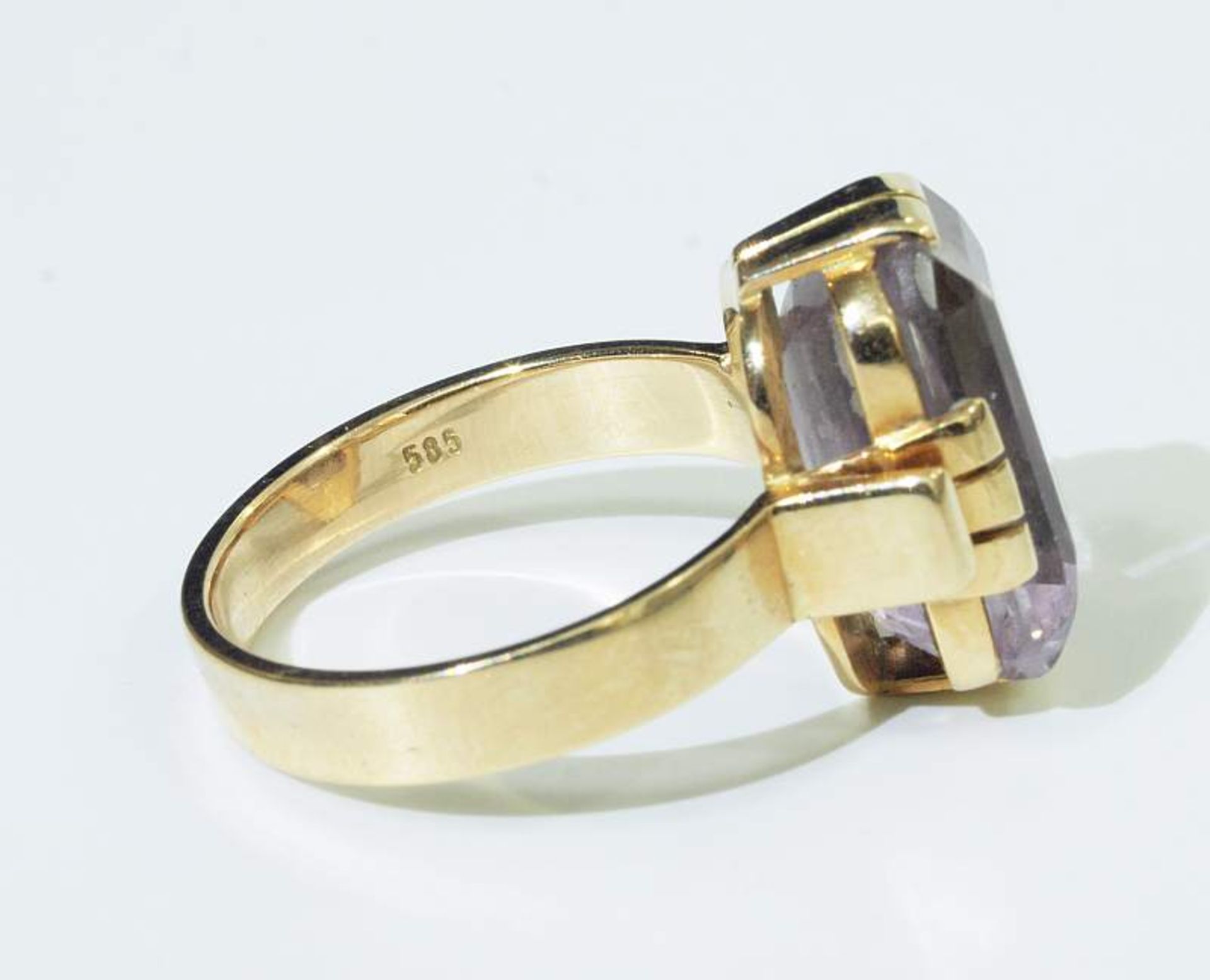 Ring mit Amethyst. Ring mit Amethyst. 585er Gelbgold punziert. Ringkopf mit Amethyst im Stil des Art - Image 5 of 5