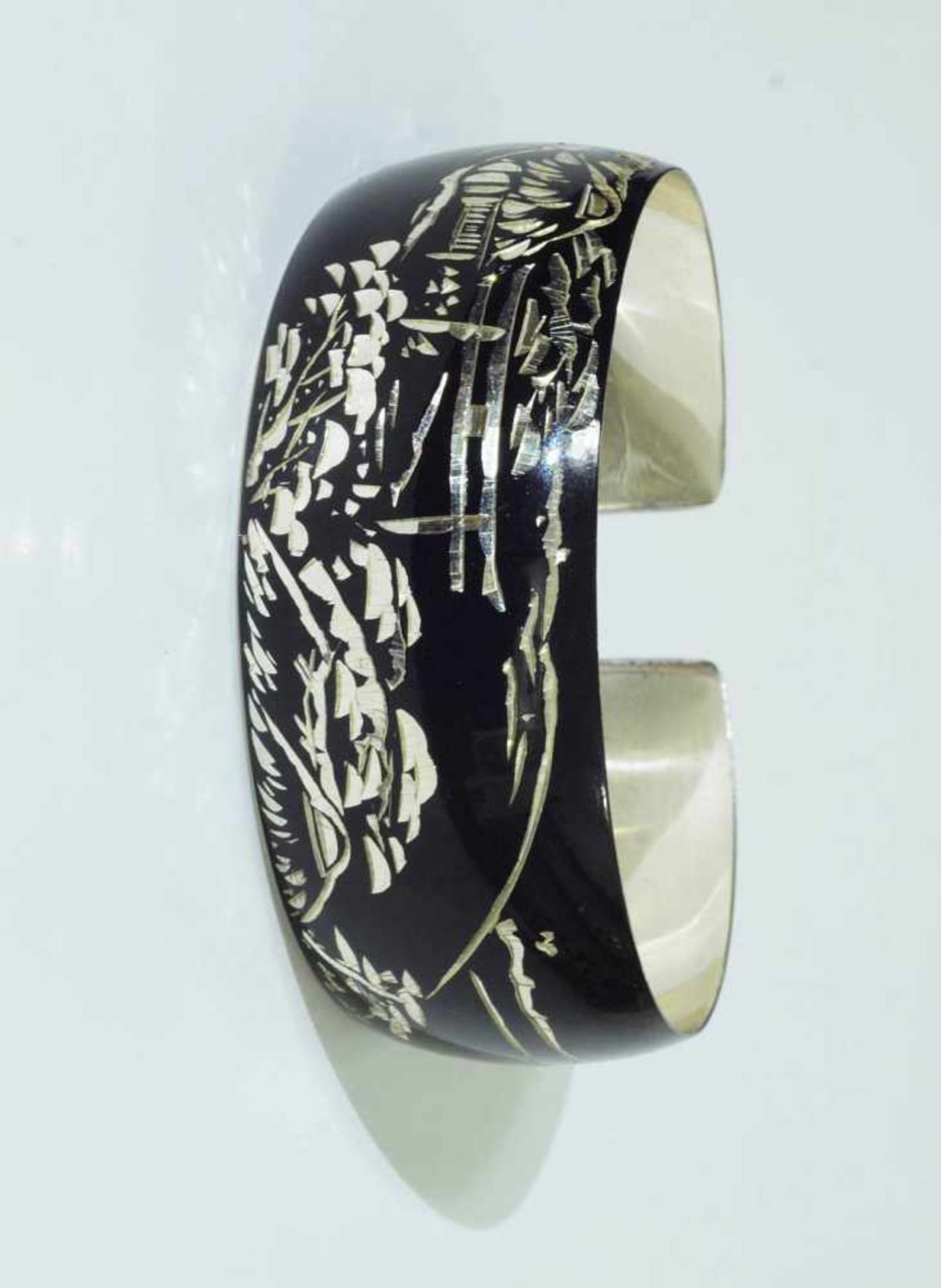 Armspange.Armspange. Silber punziert. Schwarz gestaltete Oberfläche in Lackoptik, gravierte - Bild 2 aus 4