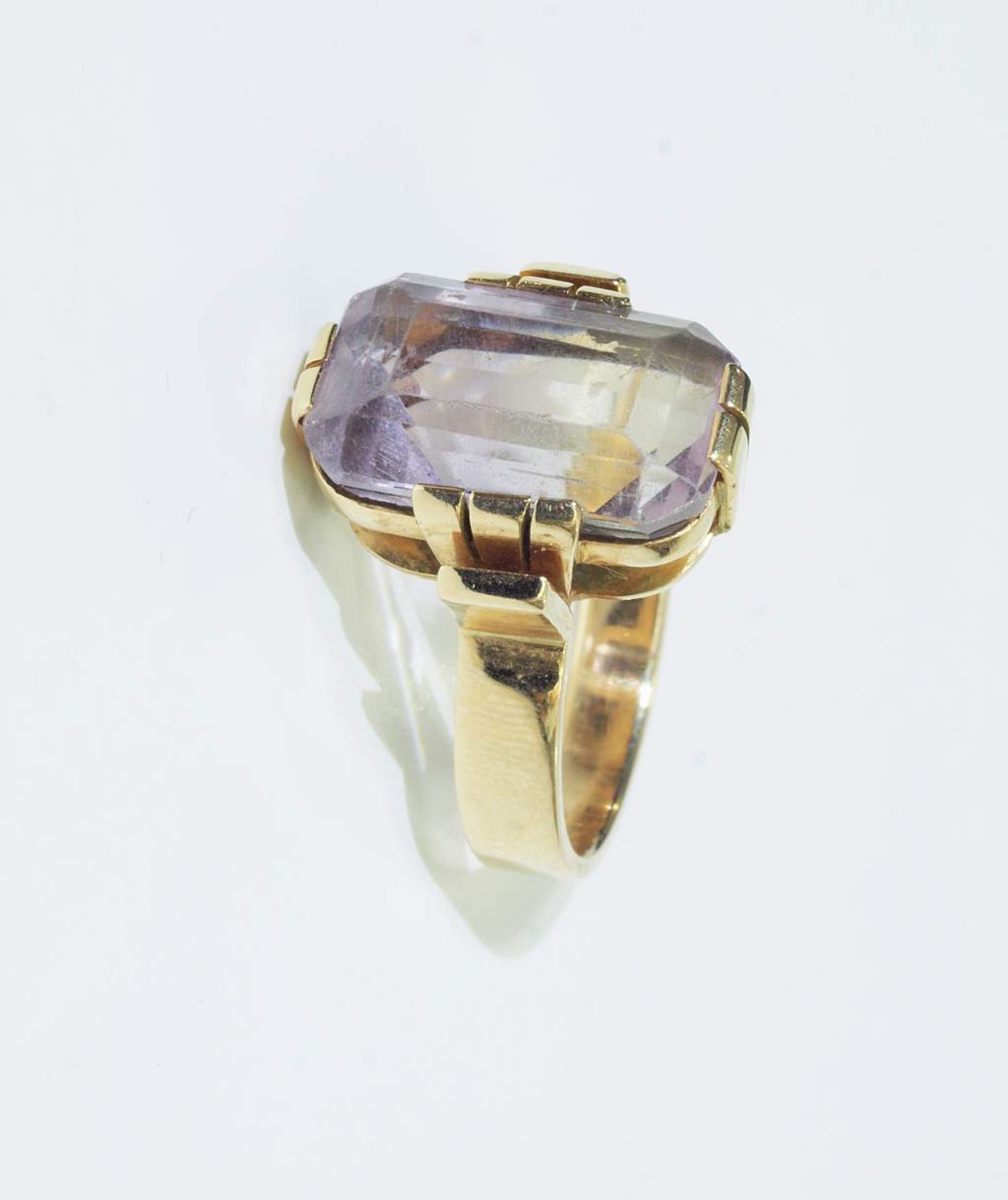 Ring mit Amethyst. Ring mit Amethyst. 585er Gelbgold punziert. Ringkopf mit Amethyst im Stil des Art - Bild 2 aus 5