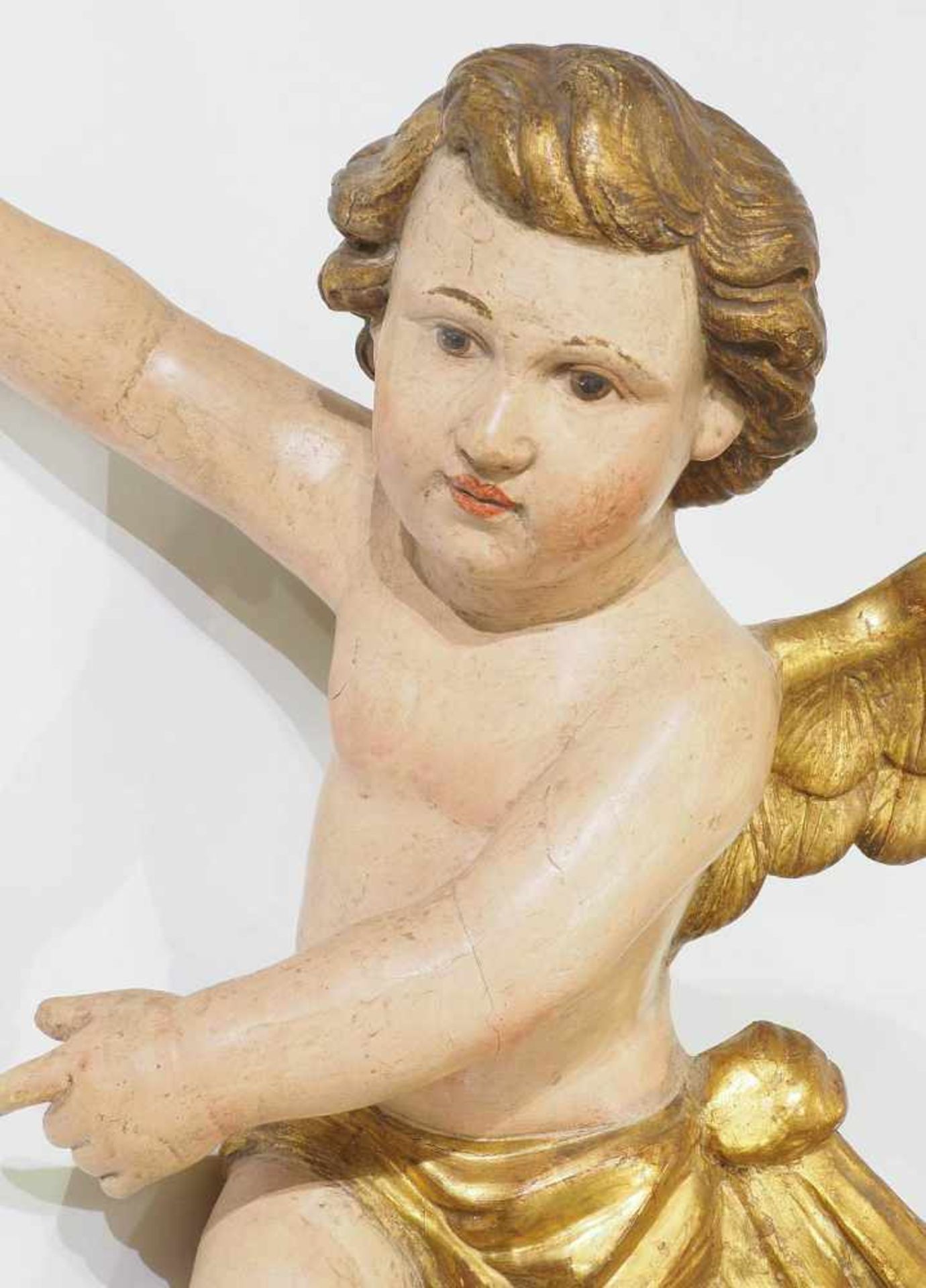 Schwebender Barock-Engel.Schwebender Barock-Engel. 20. Jahrhundert. Holz, farbig gefasst, partiell - Bild 5 aus 5