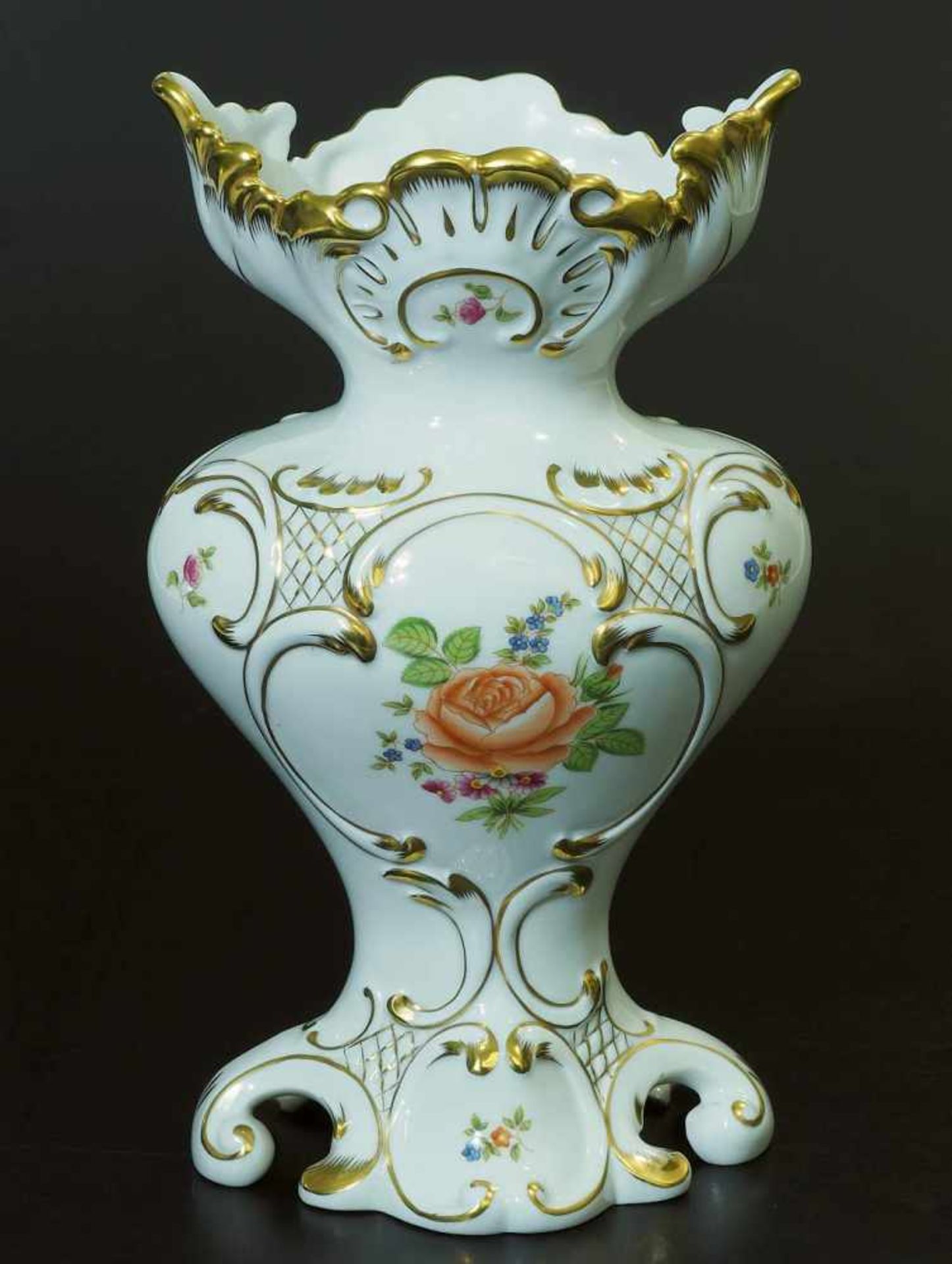 Vase im Barockstil.Vase im Barockstil. HEREND/Ungarn, 20. Jahrhundert. Reliefdekor, florale Bemalung - Image 3 of 6