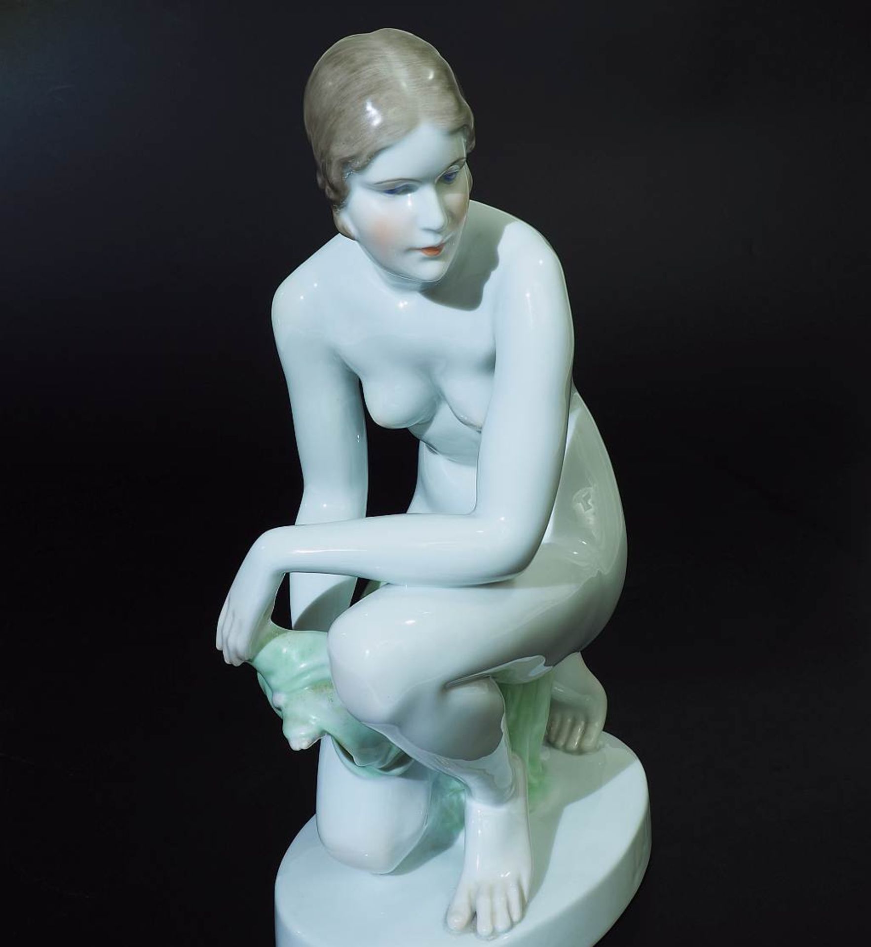 Art Déco-Figur.Art Déco-Figur. HEREND/Ungarn, 20. Jahrhundert. Entwurf Elek Lux, Modellnummer - Image 6 of 9