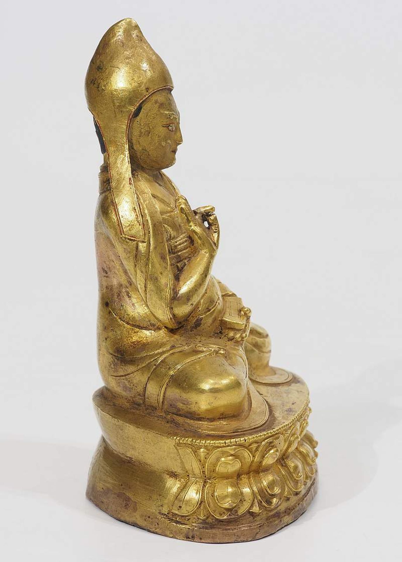 Buddha-Statue "Lama". Buddha-Statue "Lama". Tibet ca. 19. Jahrhundert. Bronze, feuervergoldet. - Image 5 of 6