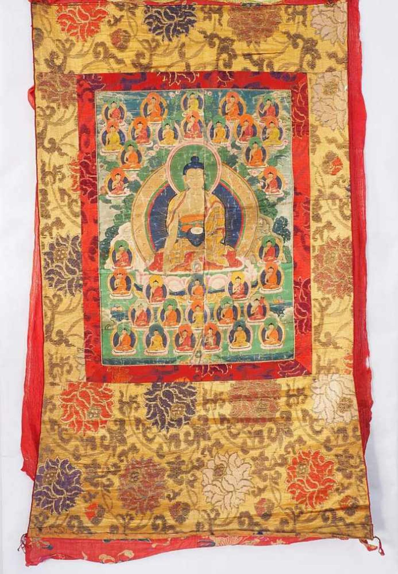 Thangka mit verschiedenen Buddha-Darstellungen und Vorhang. Thangka mit verschiedenen Buddha-