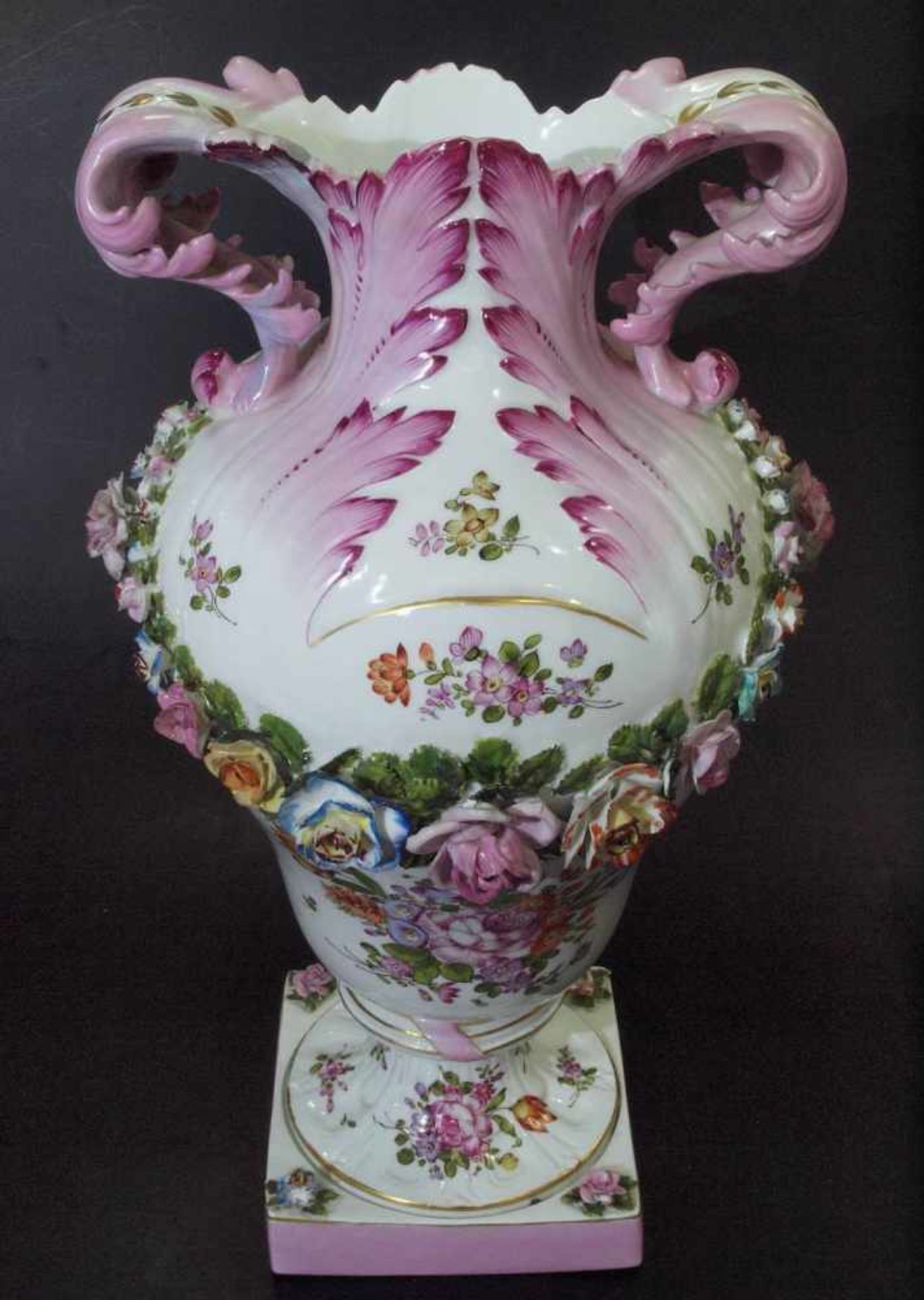 Große Amphoren-Prunkvase.Große Amphoren-Prunkvase. Um 1900.Farbige Bemalung mit Bukett und - Bild 4 aus 8