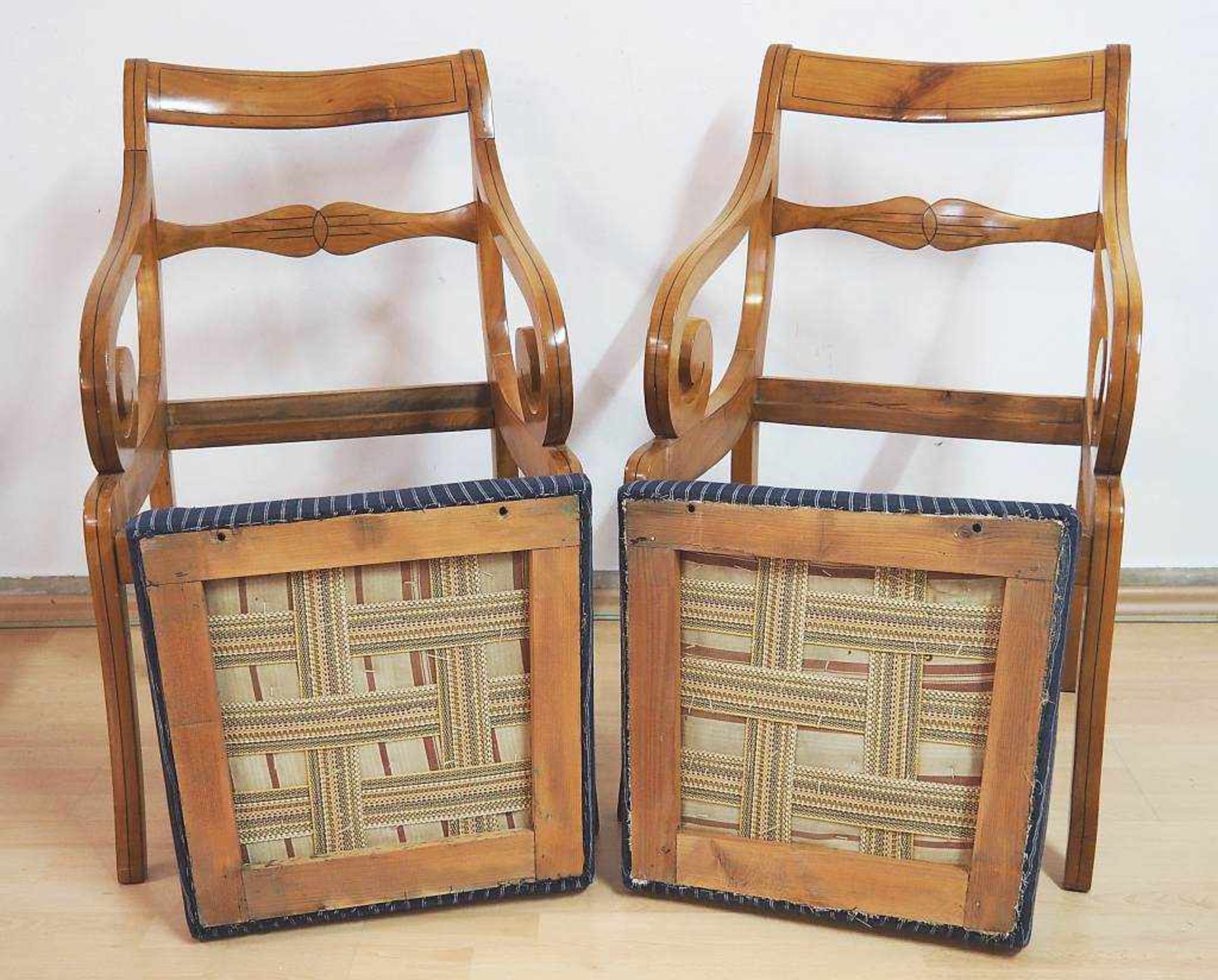 Paar Stühle im Biedermeier-Stil. Paar Stühle im Biedermeier-Stil. 20. Jahrhundert. Obstholz, - Bild 5 aus 5
