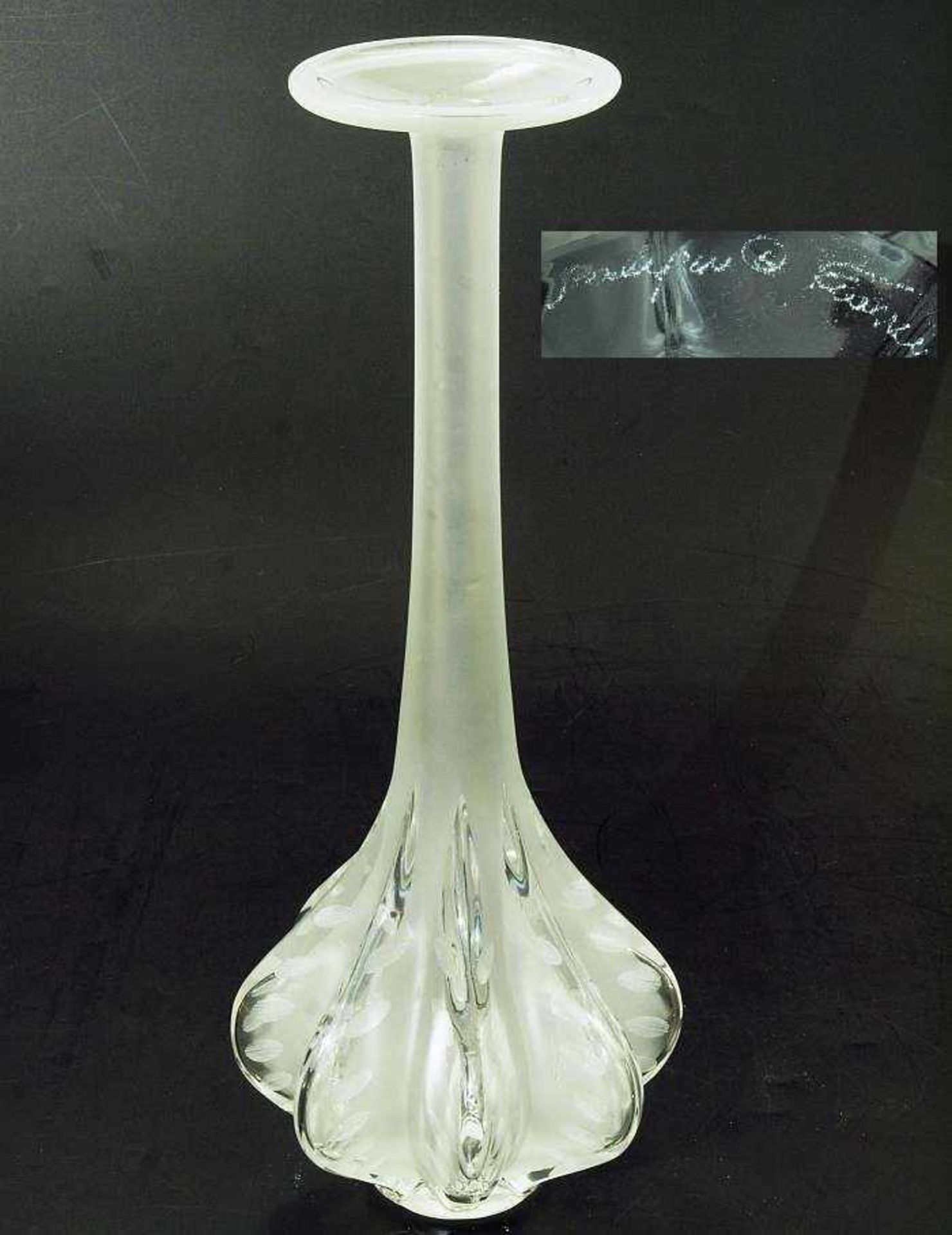 Langhals-Vase, Modell "Claude". Langhals-Vase, Modell "Claude". LALIQUE, 20. Jahrhundert.