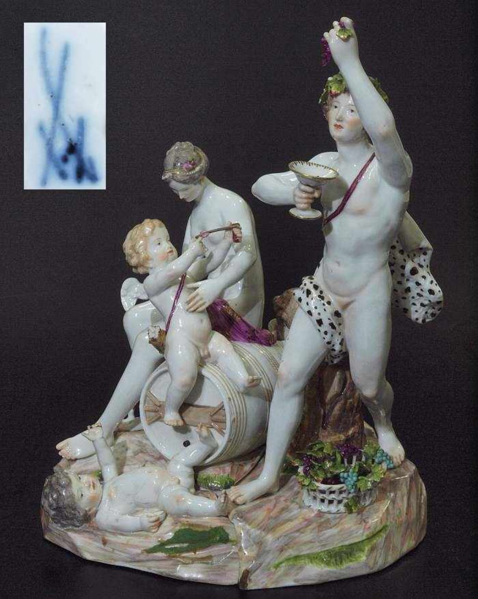 Dreiteilige "Bacchus Gruppe" mit fünf Figuren. Dreiteilige "Bacchus Gruppe" mit fünf Figuren.