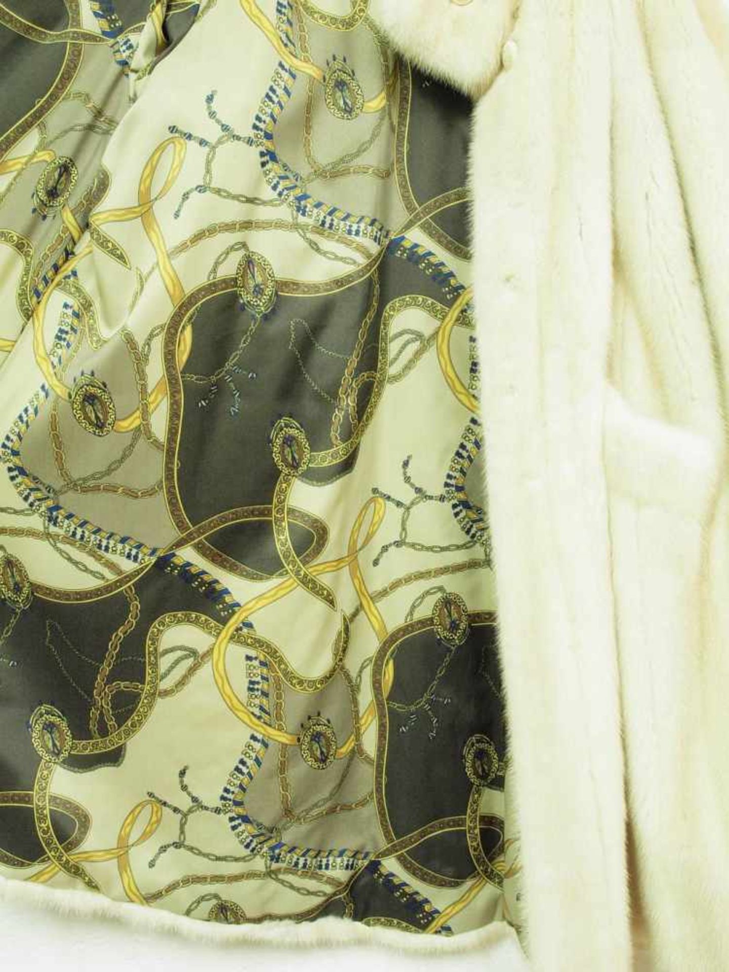 Nerz-Kurzmantel. Nerz-Kurzmantel. Pastellfarbe Magnolie/Vanille, sportliches modernes Modell mit - Image 5 of 5