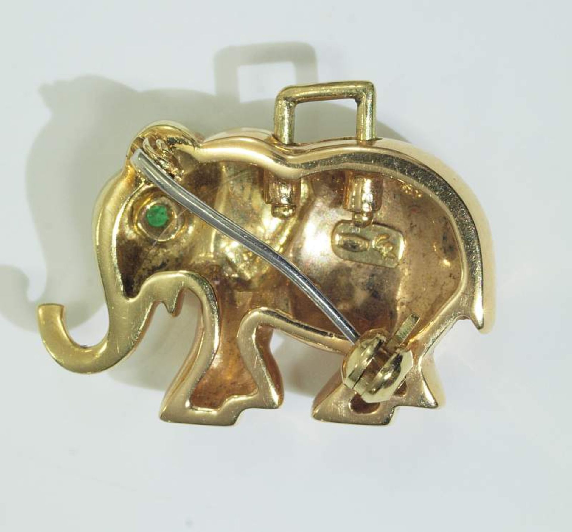 Anhänger/Brosche "Elefant".Anhänger/Brosche "Elefant". 750er Gelbgold. Schreitender glücklicher - Bild 4 aus 4