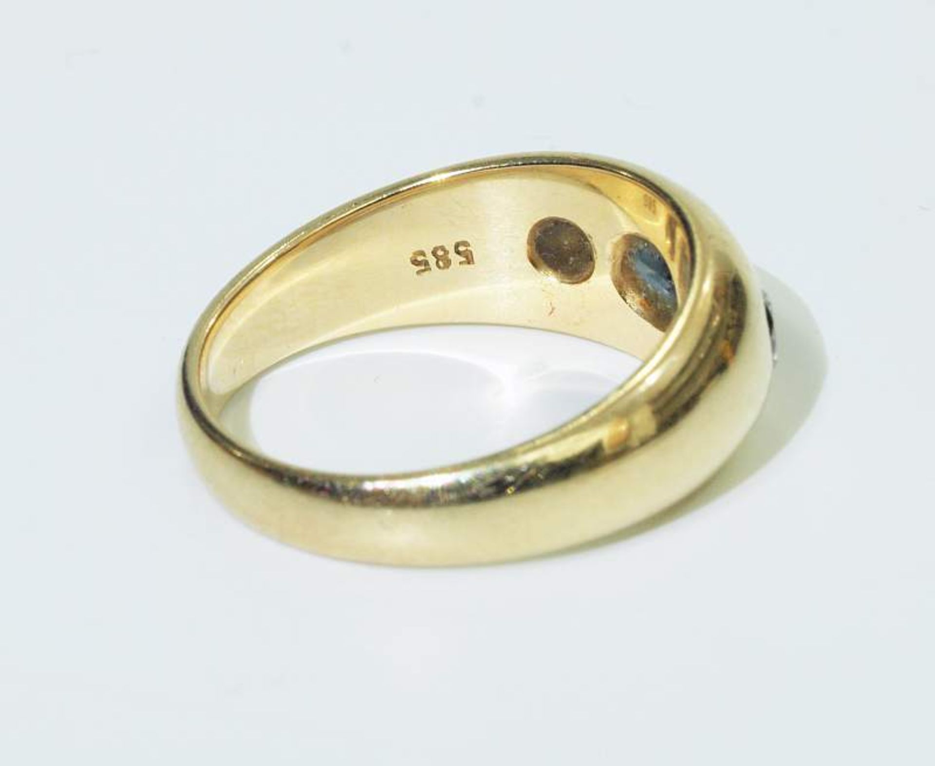 Bandring mit Saphir und zwei Brillanten. Bandring mit Saphir und zwei Brillanten. 585er Gelbgold - Bild 4 aus 5