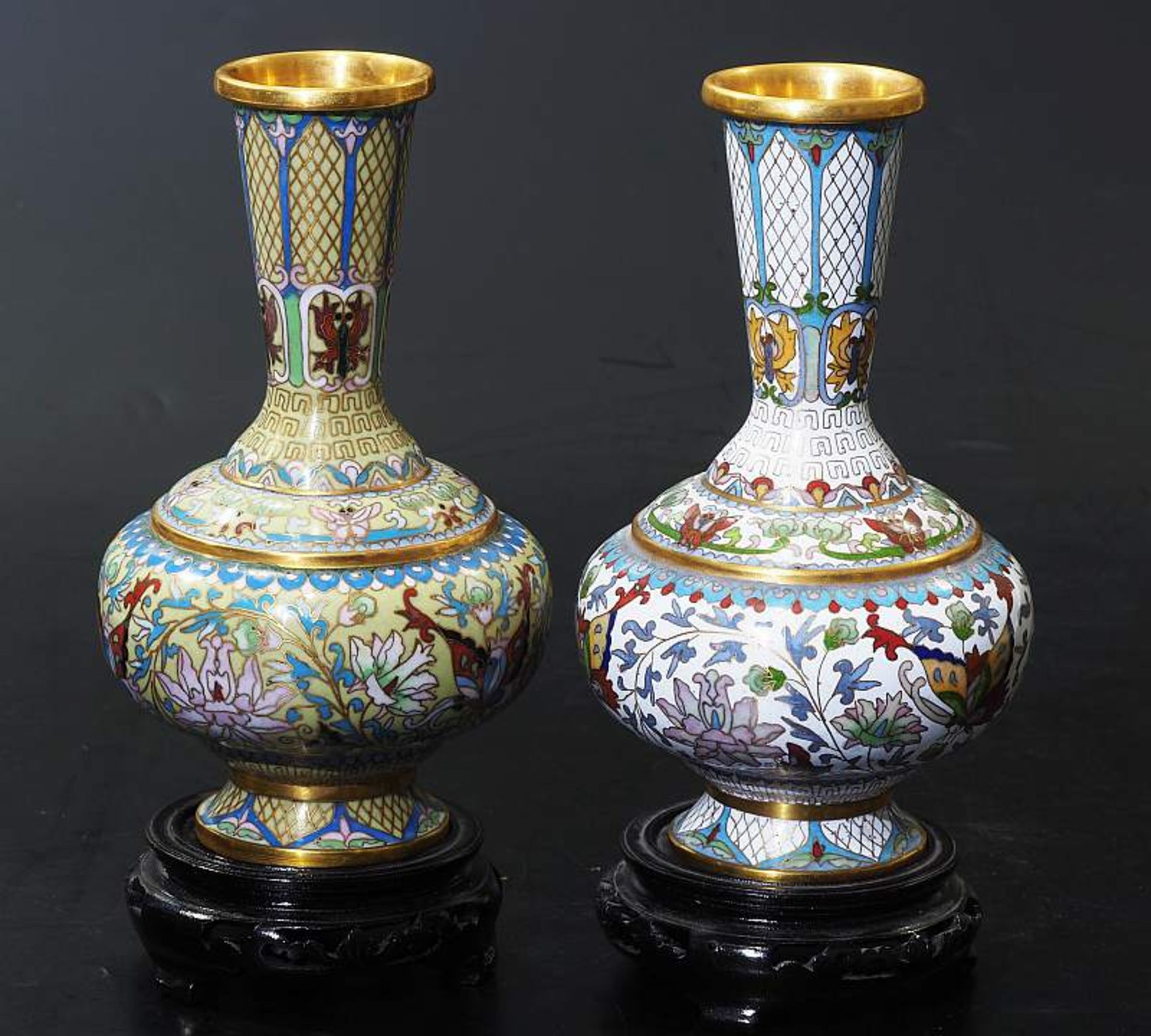 Zwei Cloisonne-Vasen auf Rosenholzsockel.Zwei Cloisonne-Vasen auf Rosenholzsockel. Messing, bauchige - Bild 3 aus 5