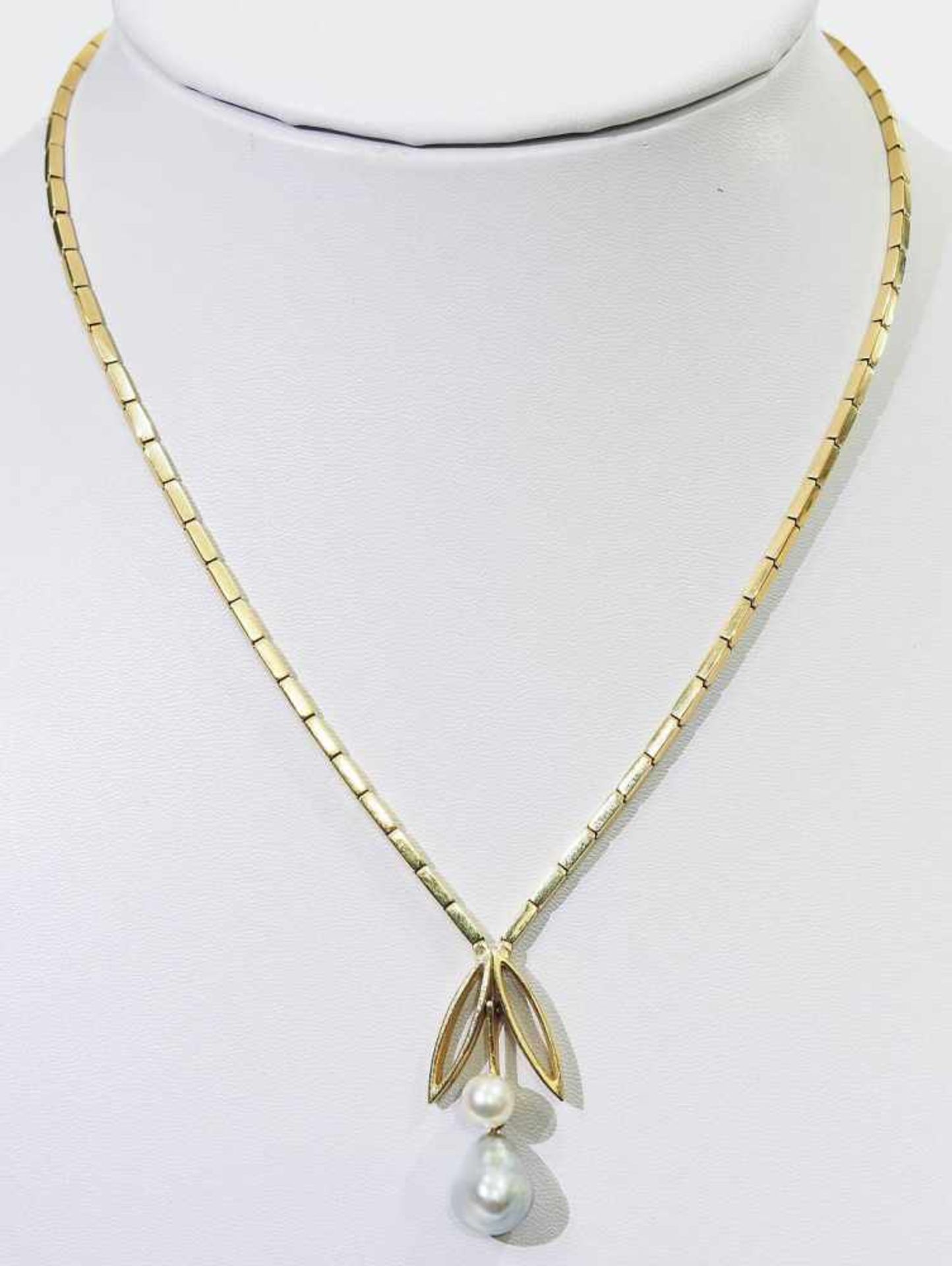 Collier.Collier, 585er Gelbgold, stilisierte florale Abhängung mit weißer Perle und grauer - Bild 3 aus 4