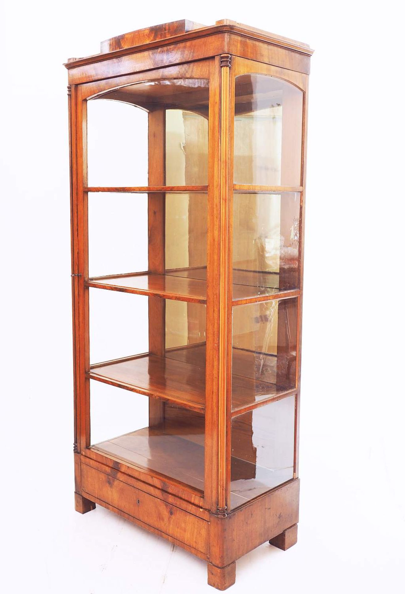 Biedermeier-Vitrinenschrank um 1820/30. Biedermeier- Vitrinenschrank um 1820/30. Eintüriger Korpus - Bild 5 aus 6