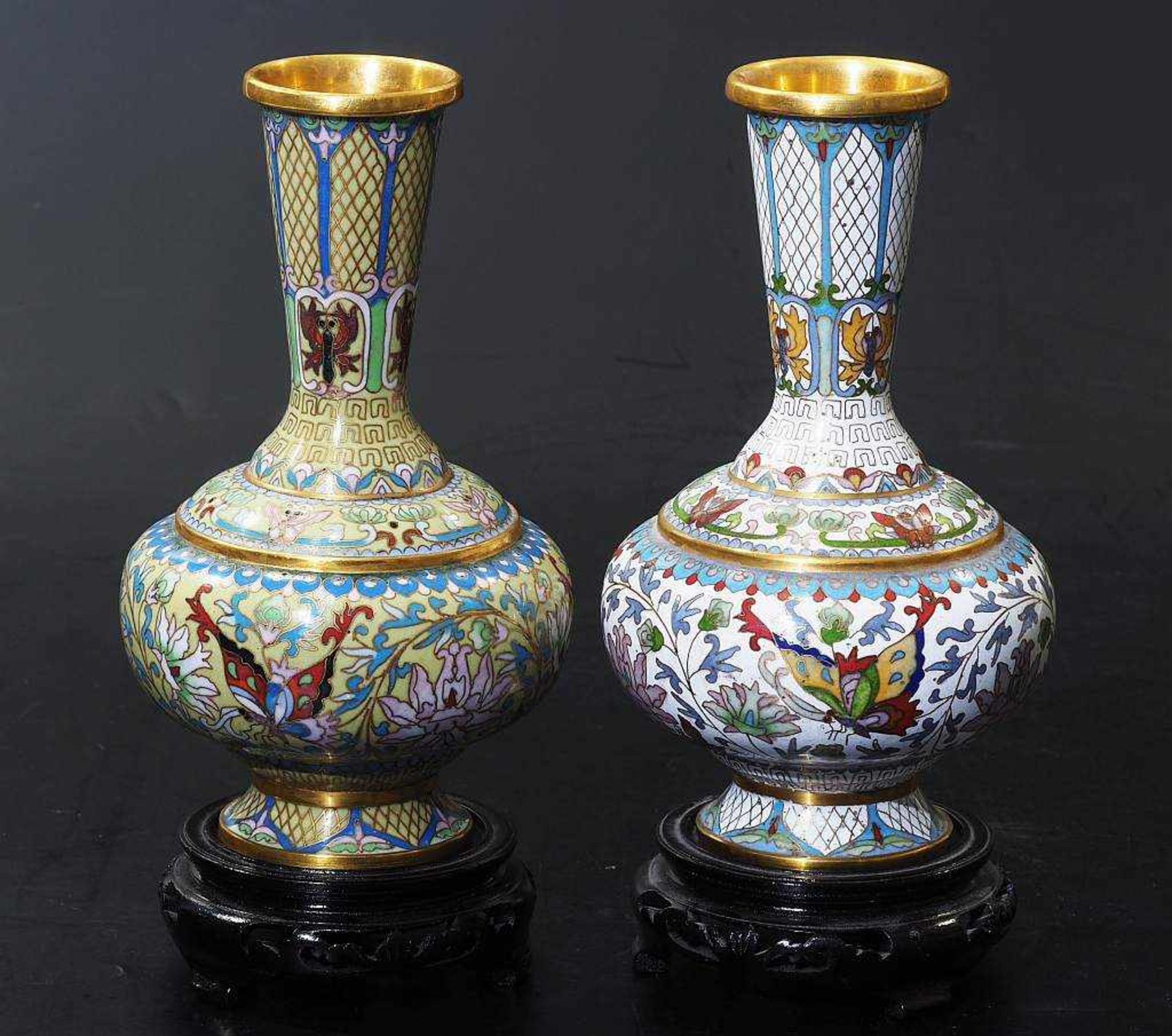 Zwei Cloisonne-Vasen auf Rosenholzsockel.Zwei Cloisonne-Vasen auf Rosenholzsockel. Messing, bauchige - Bild 2 aus 5