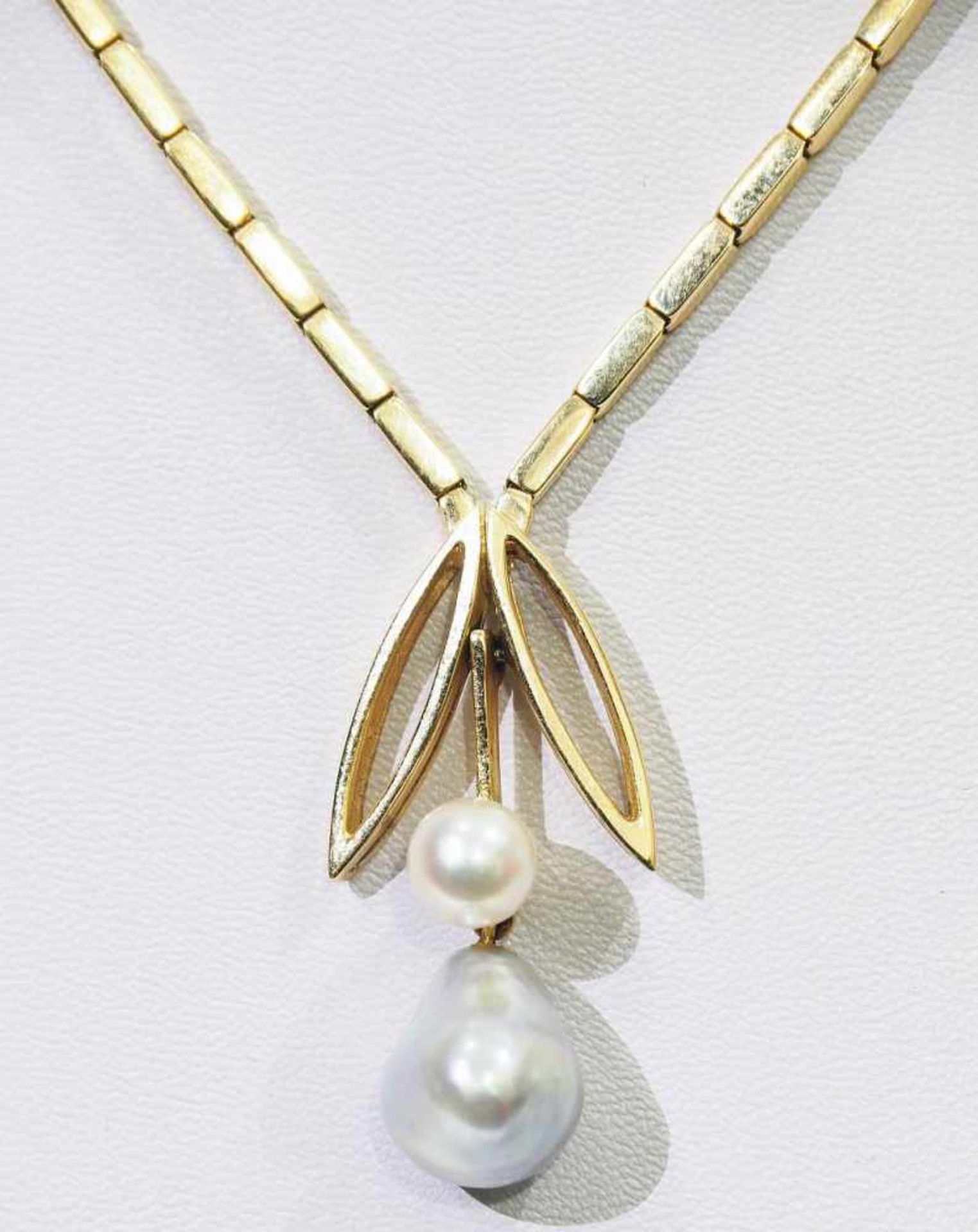 Collier.Collier, 585er Gelbgold, stilisierte florale Abhängung mit weißer Perle und grauer - Bild 2 aus 4