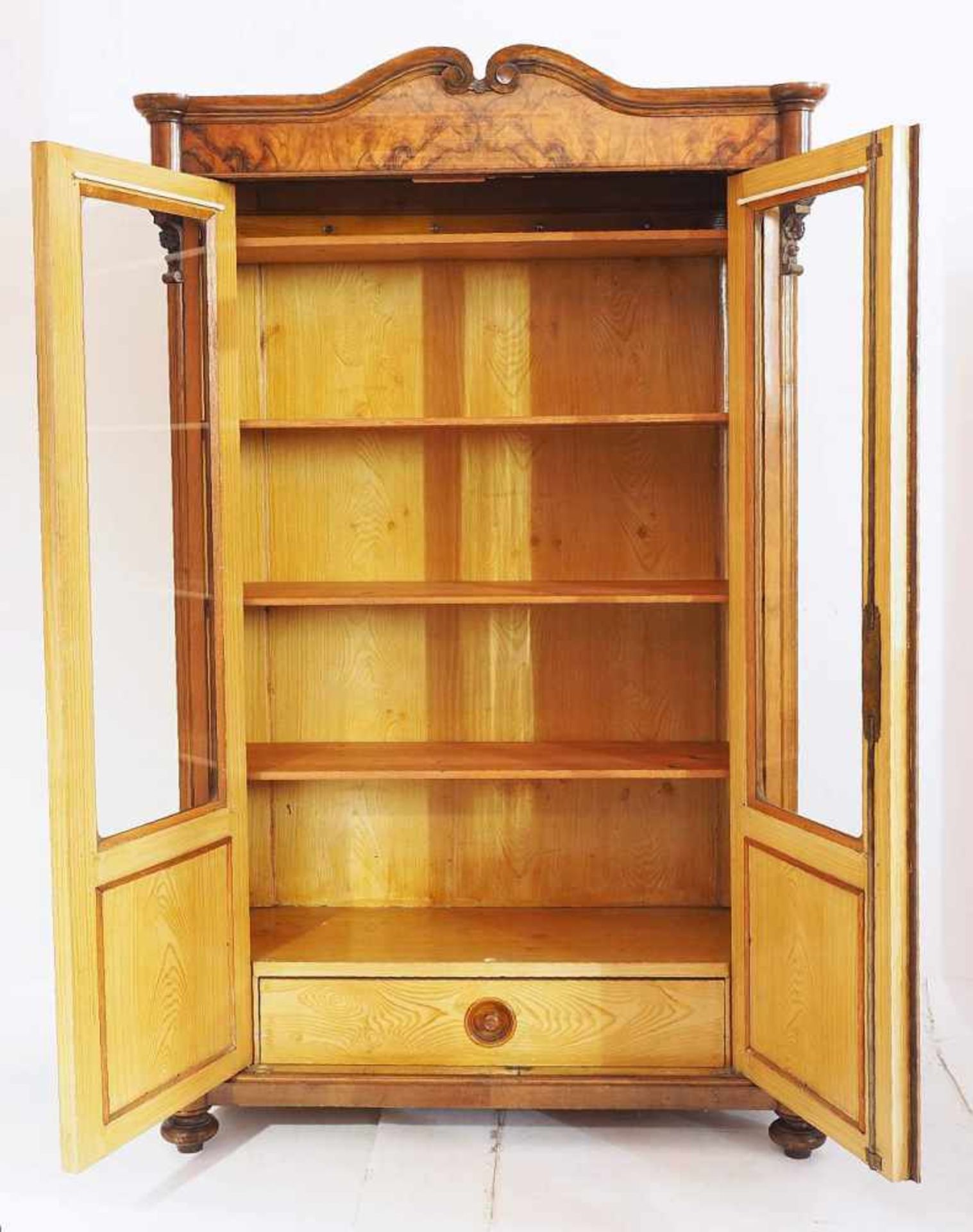 Biedermeier-Vitrinenschrank um 1860/80. Biedermeier-Vitrinenschrank um 1860/80. Nußbaum furniert. - Image 3 of 6