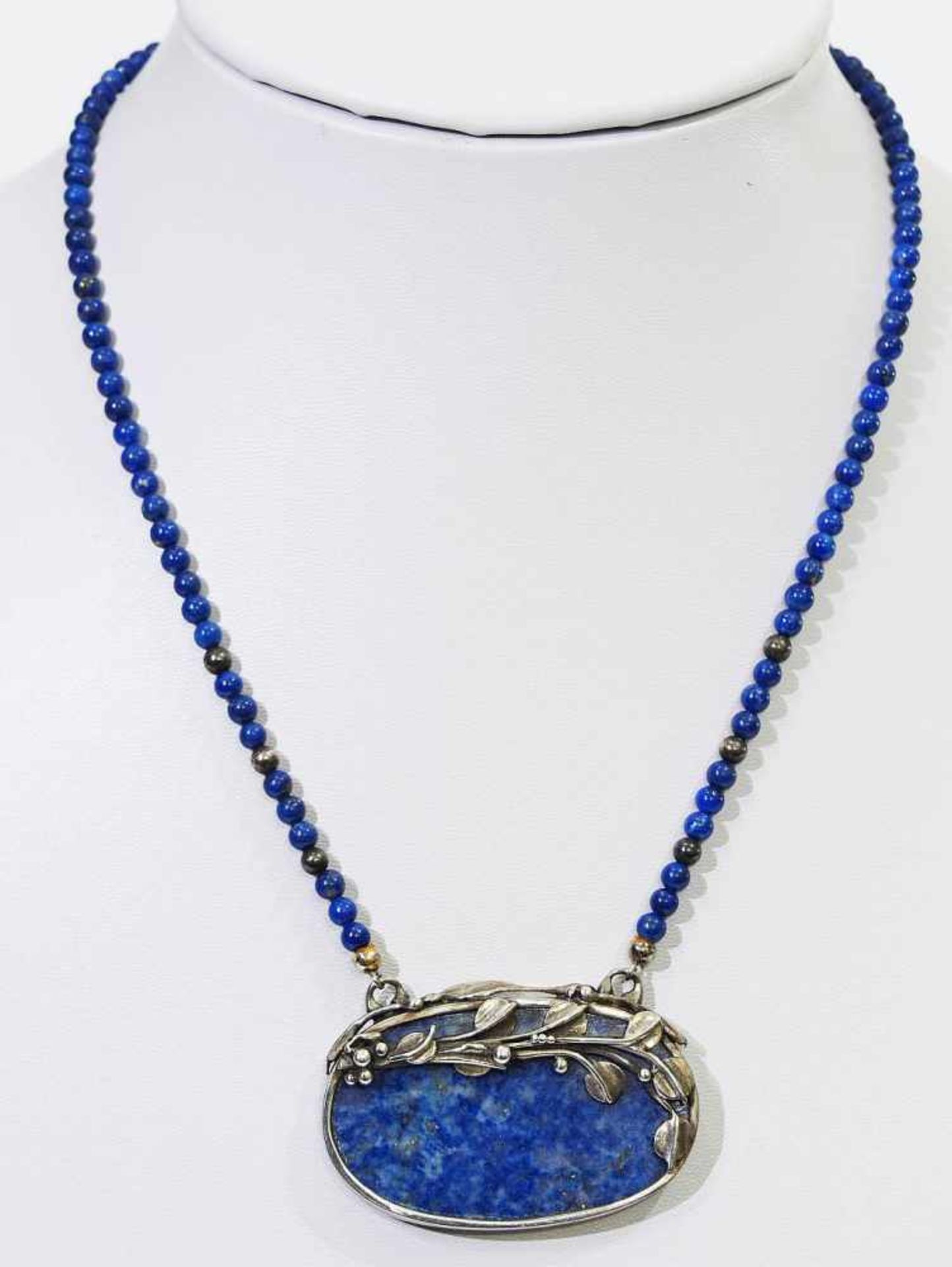 Collier mit LapislazuliCollier mit Lapislazuli. Querovale Lapislazuliplatte, gefasst in - Bild 3 aus 5