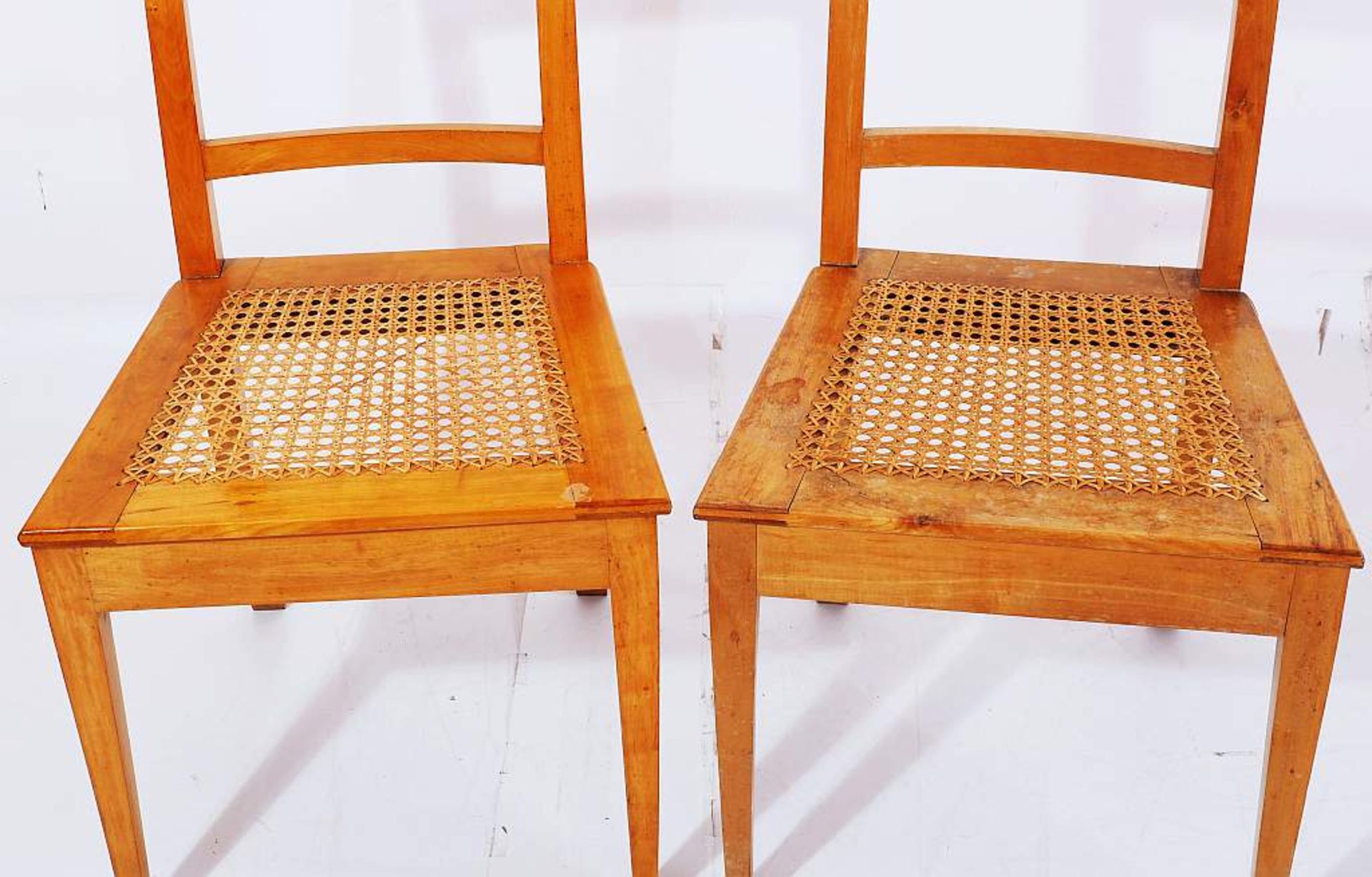 Paar Biedermeier-Stühle um 1820/1830. Paar Biedermeier-Stühle um 1820/1830. Kirschholz, geschwungene - Bild 5 aus 5