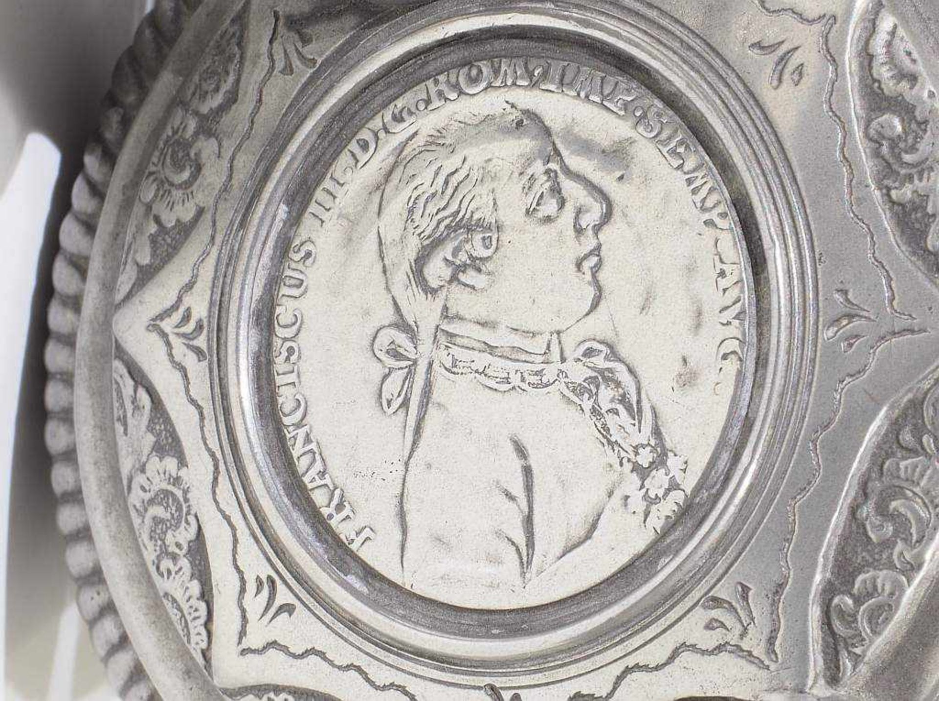 Schnabelstitze, datiert 1805. Schnabelstitze, datiert 1805. Konischer Korpus mit gravierter - Bild 7 aus 8