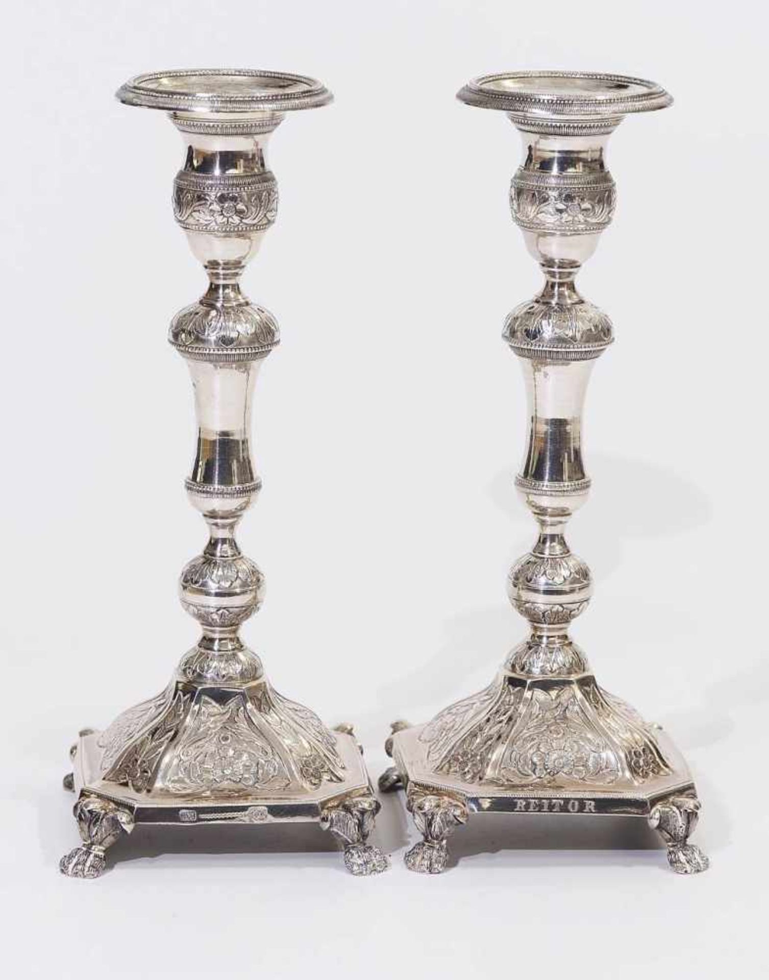 Paar Kerzenleuchter, datiert 1848. Paar Kerzenleuchter, datiert 1848. Silber, getrieben, graviert. - Image 2 of 7