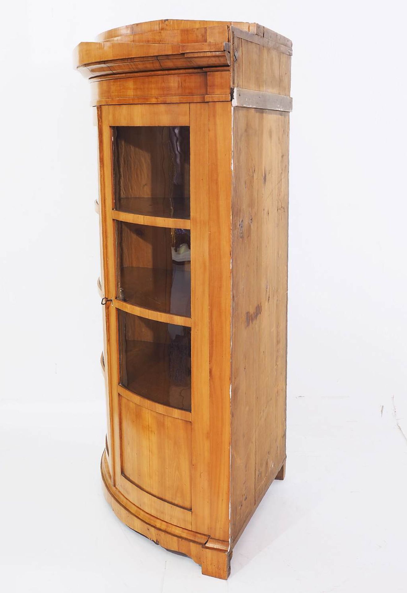 Biedermeier-Eckvitrinenschrank um 1820. Biedermeier-Eckvitrinenschrank um 1820. Kirschholz furniert. - Bild 4 aus 5