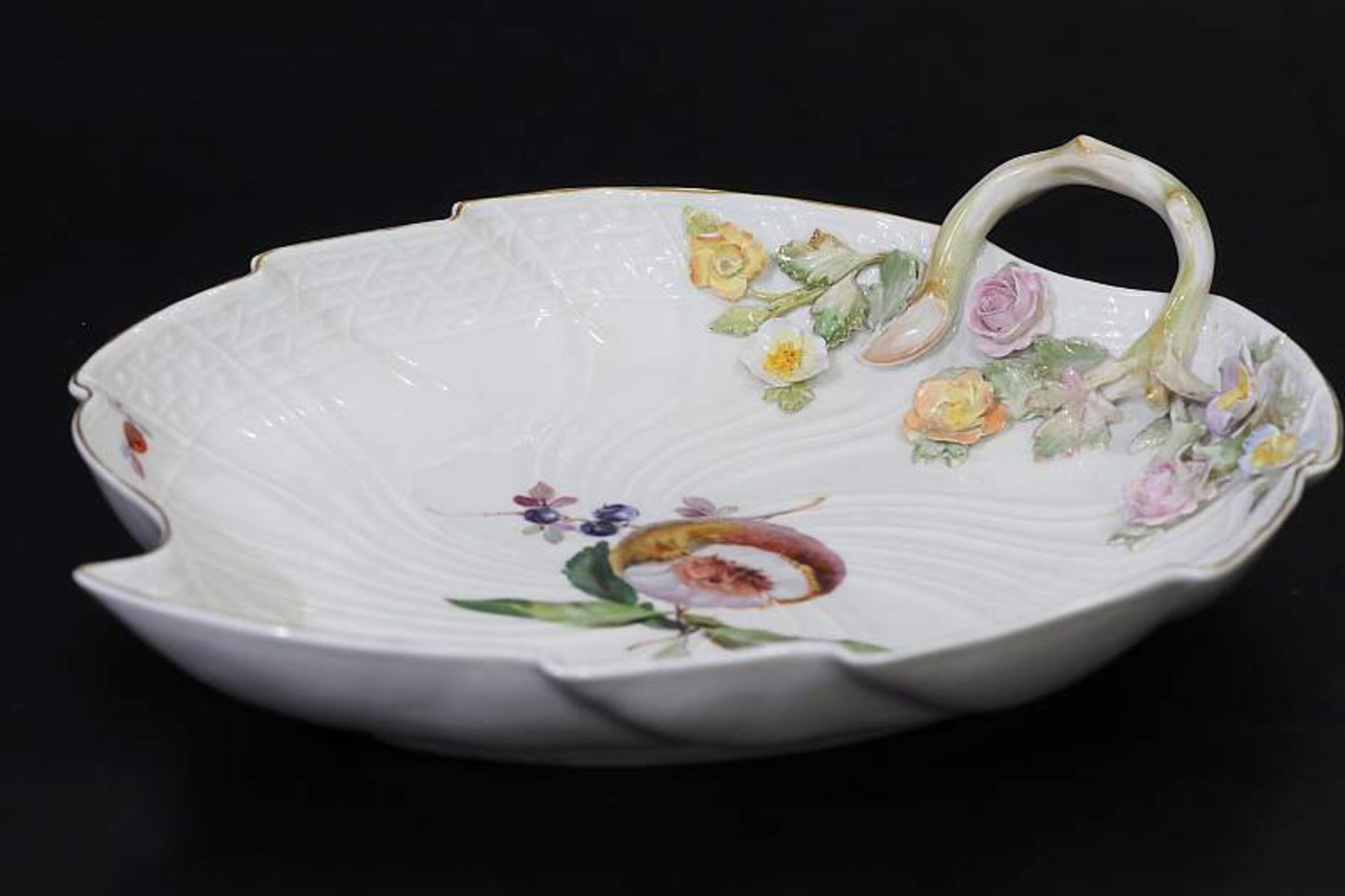 Blattschale. MEISSEN um 1900.Blattschale, MEISSEN um 1900. Ovale profilierte Form, "Reliefdekor - Bild 4 aus 5