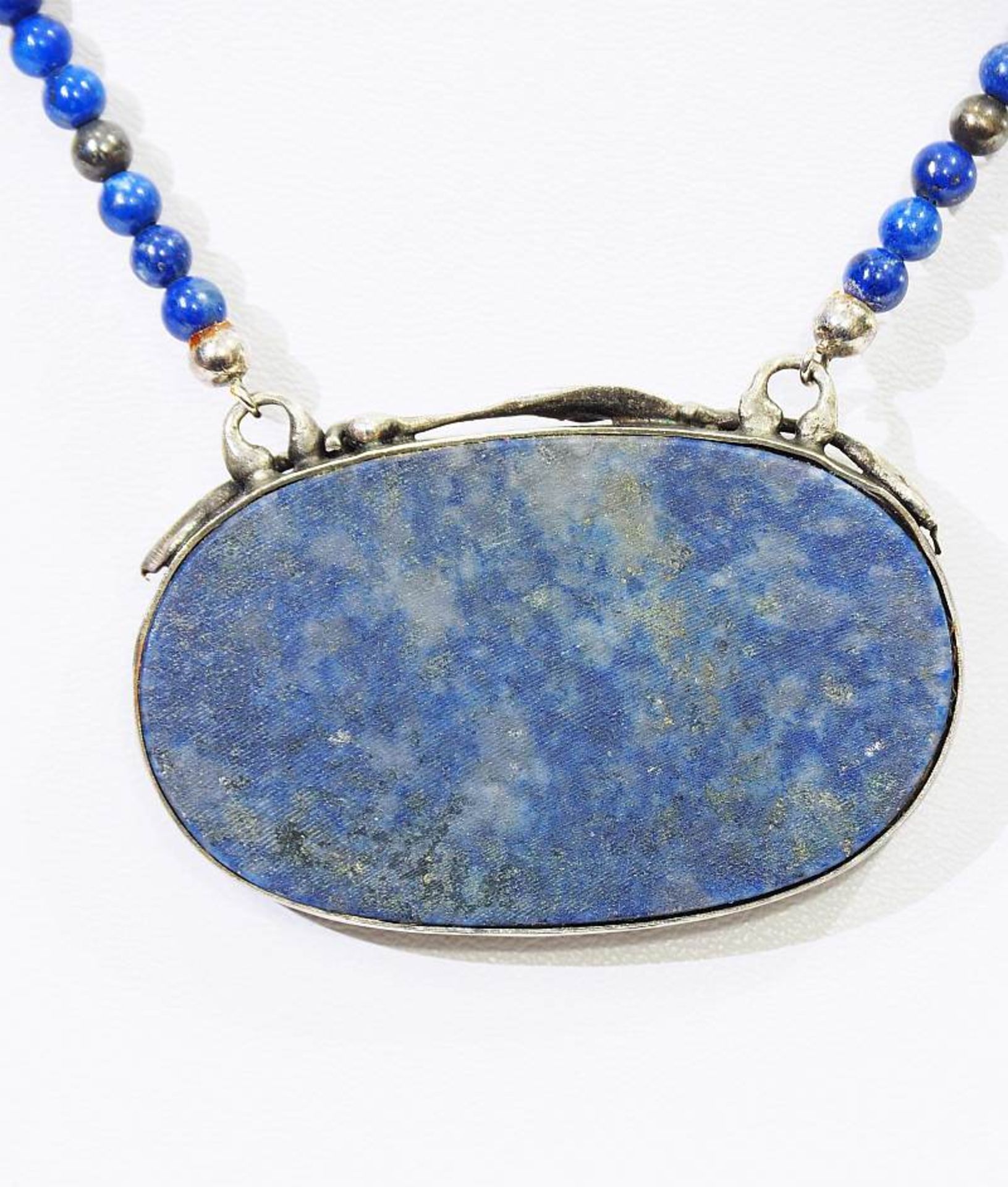 Collier mit LapislazuliCollier mit Lapislazuli. Querovale Lapislazuliplatte, gefasst in - Bild 4 aus 5