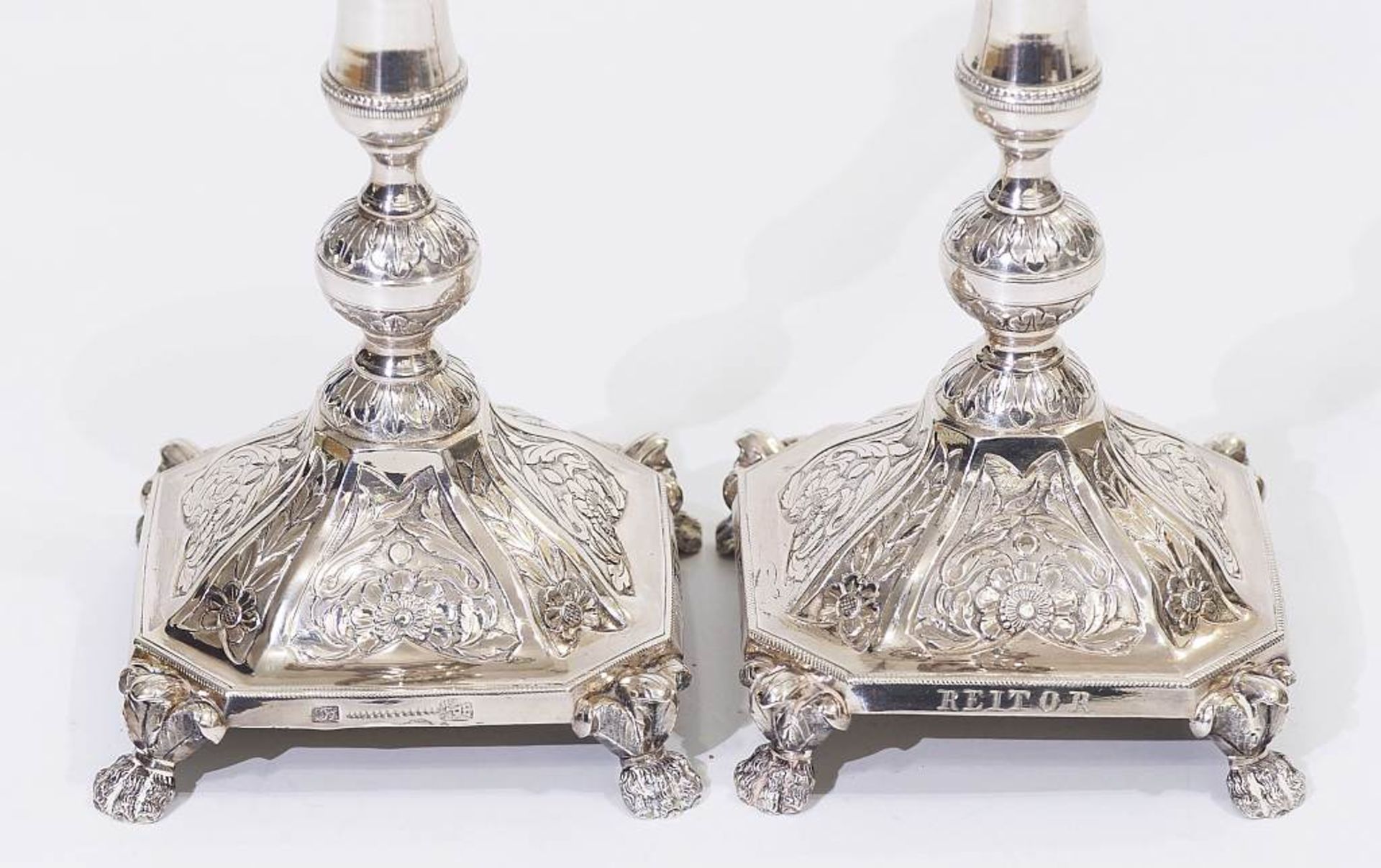 Paar Kerzenleuchter, datiert 1848. Paar Kerzenleuchter, datiert 1848. Silber, getrieben, graviert. - Image 4 of 7