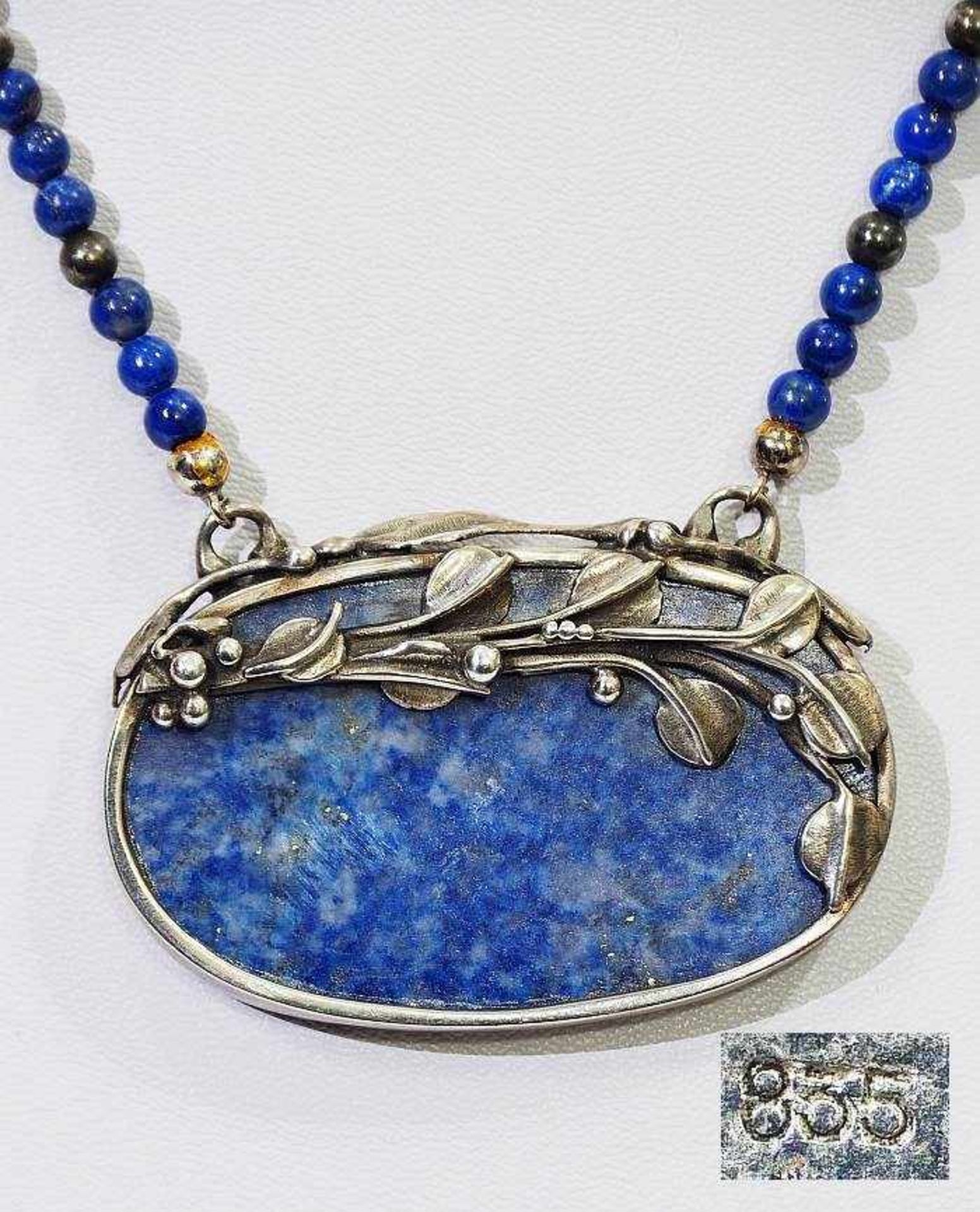 Collier mit LapislazuliCollier mit Lapislazuli. Querovale Lapislazuliplatte, gefasst in