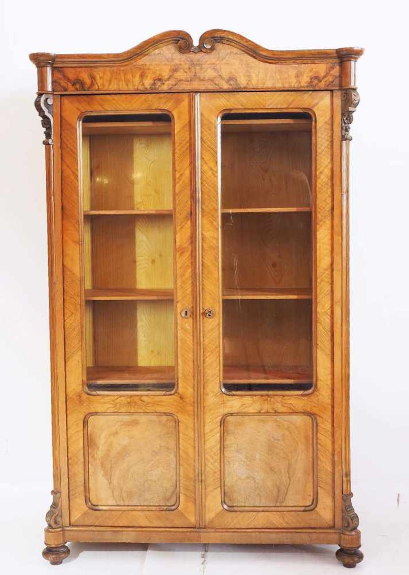 Biedermeier-Vitrinenschrank um 1860/80. Biedermeier-Vitrinenschrank um 1860/80. Nußbaum furniert. - Image 2 of 6