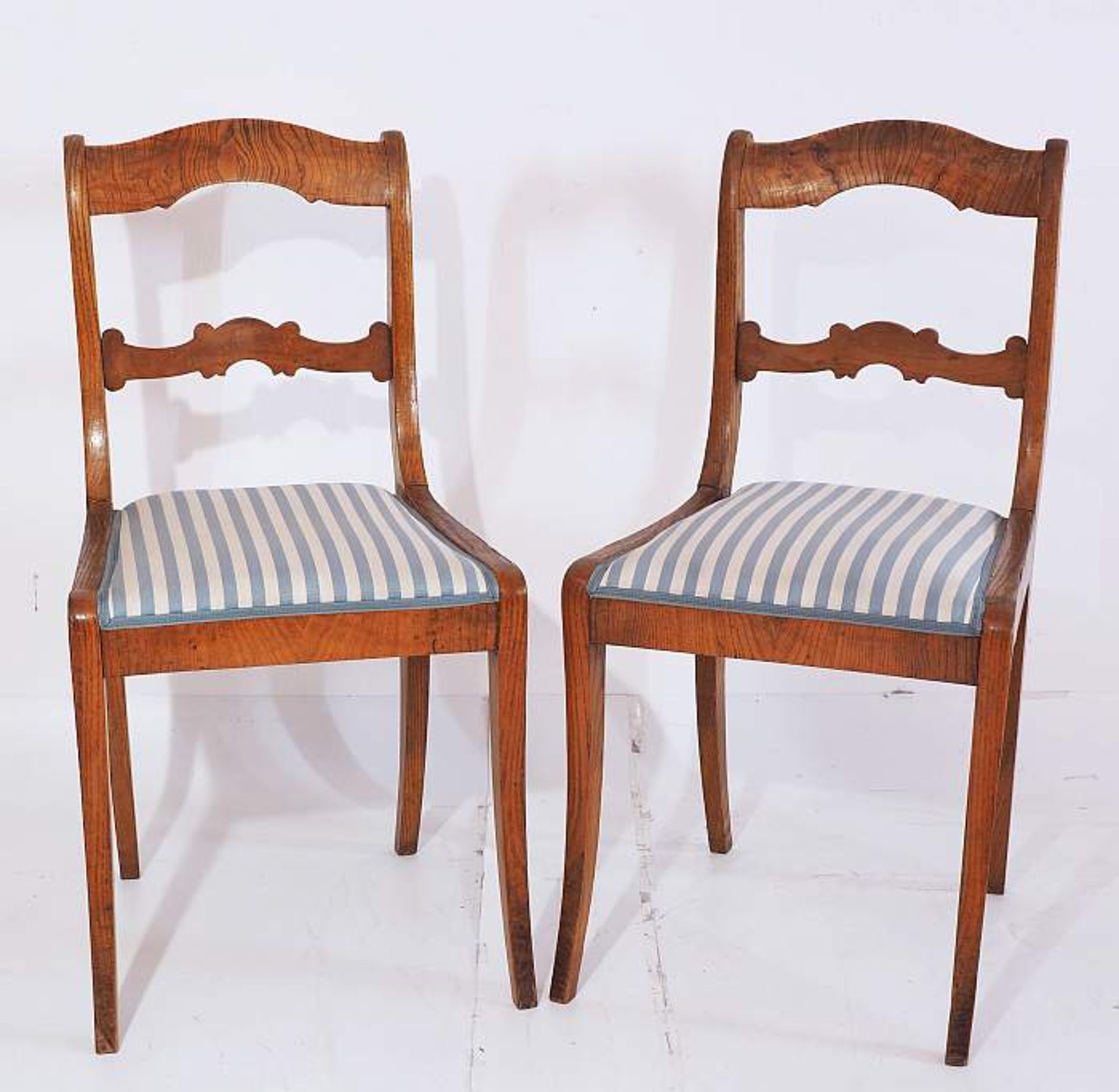 Paar Biedermeier-Stühle um 1830. Paar Biedermeier-Stühle um 1830. Nußholz, konische Vierkantbeine,