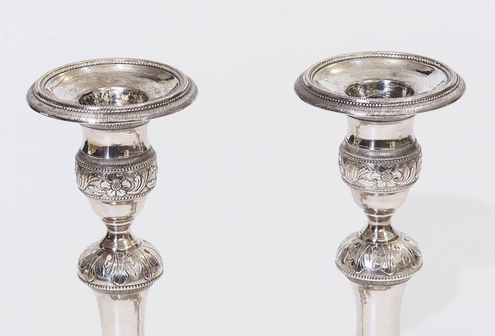 Paar Kerzenleuchter, datiert 1848. Paar Kerzenleuchter, datiert 1848. Silber, getrieben, graviert. - Image 3 of 7