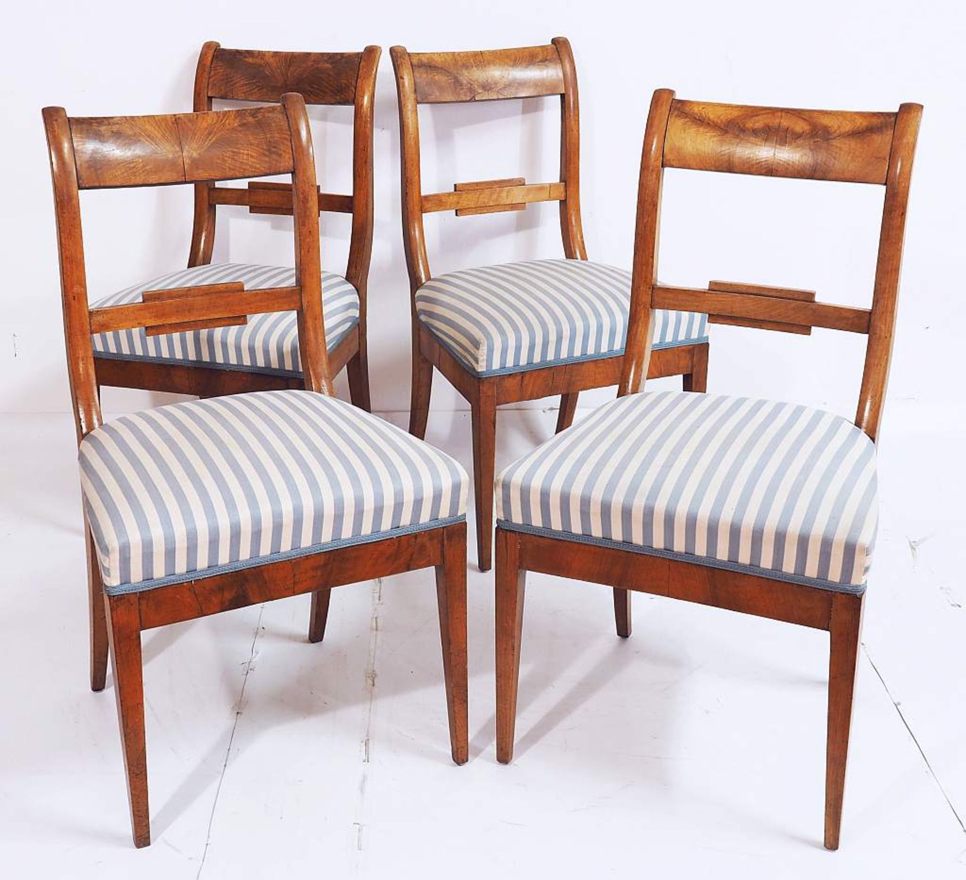 Runder Biedermeier-Tisch mit vier Stühlen, um 1820. Runder Biedermeier-Tisch mit vier Stühlen, um - Bild 5 aus 7