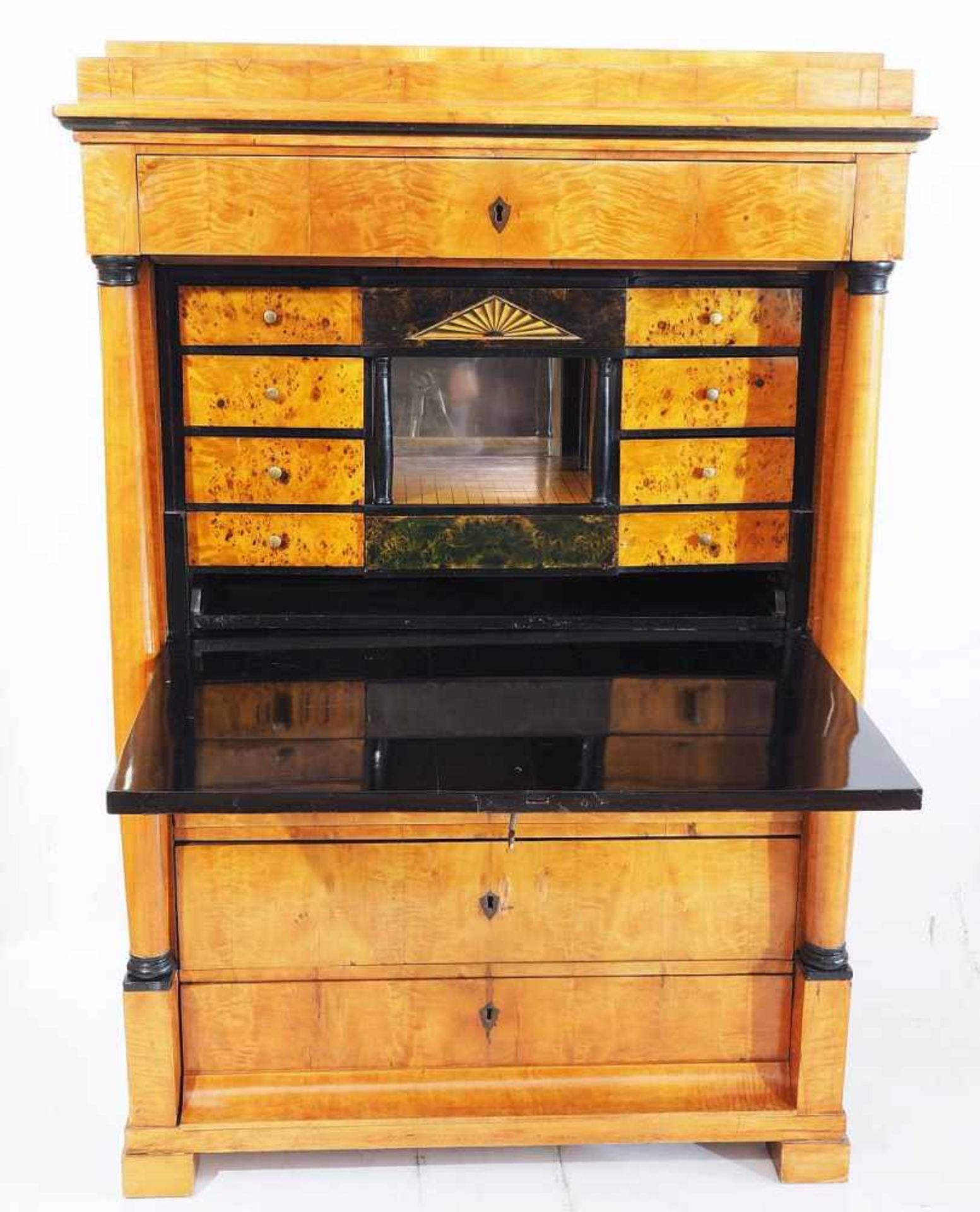 Biedermeier-Schreibsekretär um 100/20. Biedermeier-Schreibsekretär um 1800/20. Kirschholz - Bild 4 aus 8