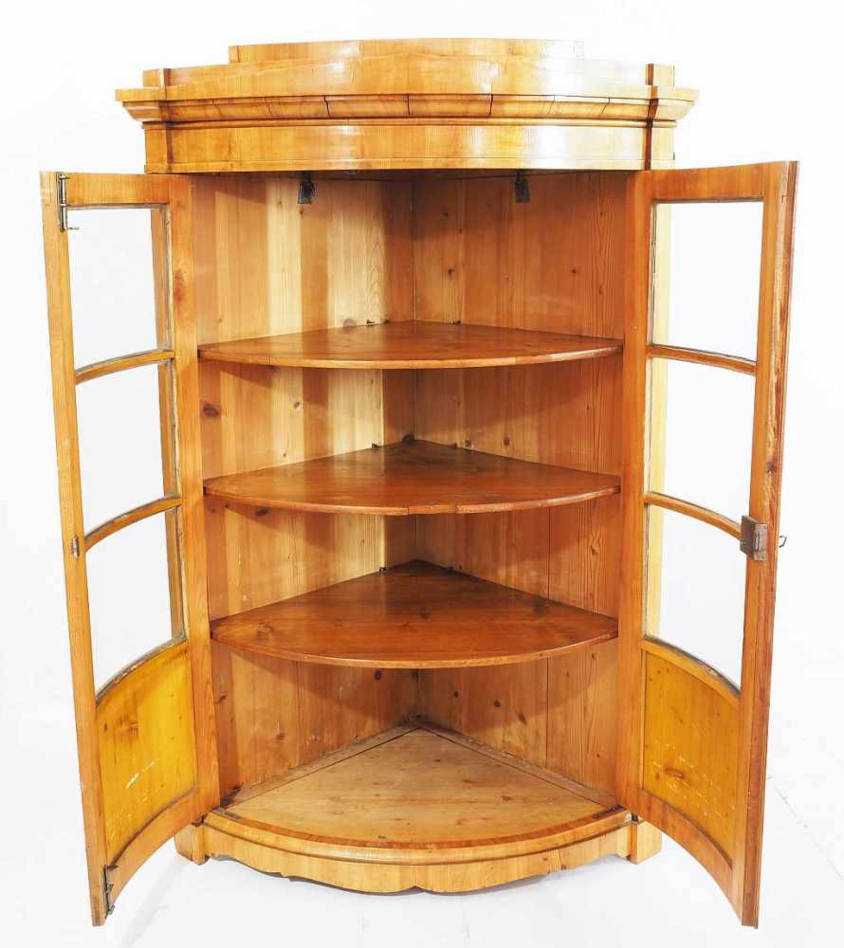 Biedermeier-Eckvitrinenschrank um 1820. Biedermeier-Eckvitrinenschrank um 1820. Kirschholz furniert. - Bild 3 aus 5