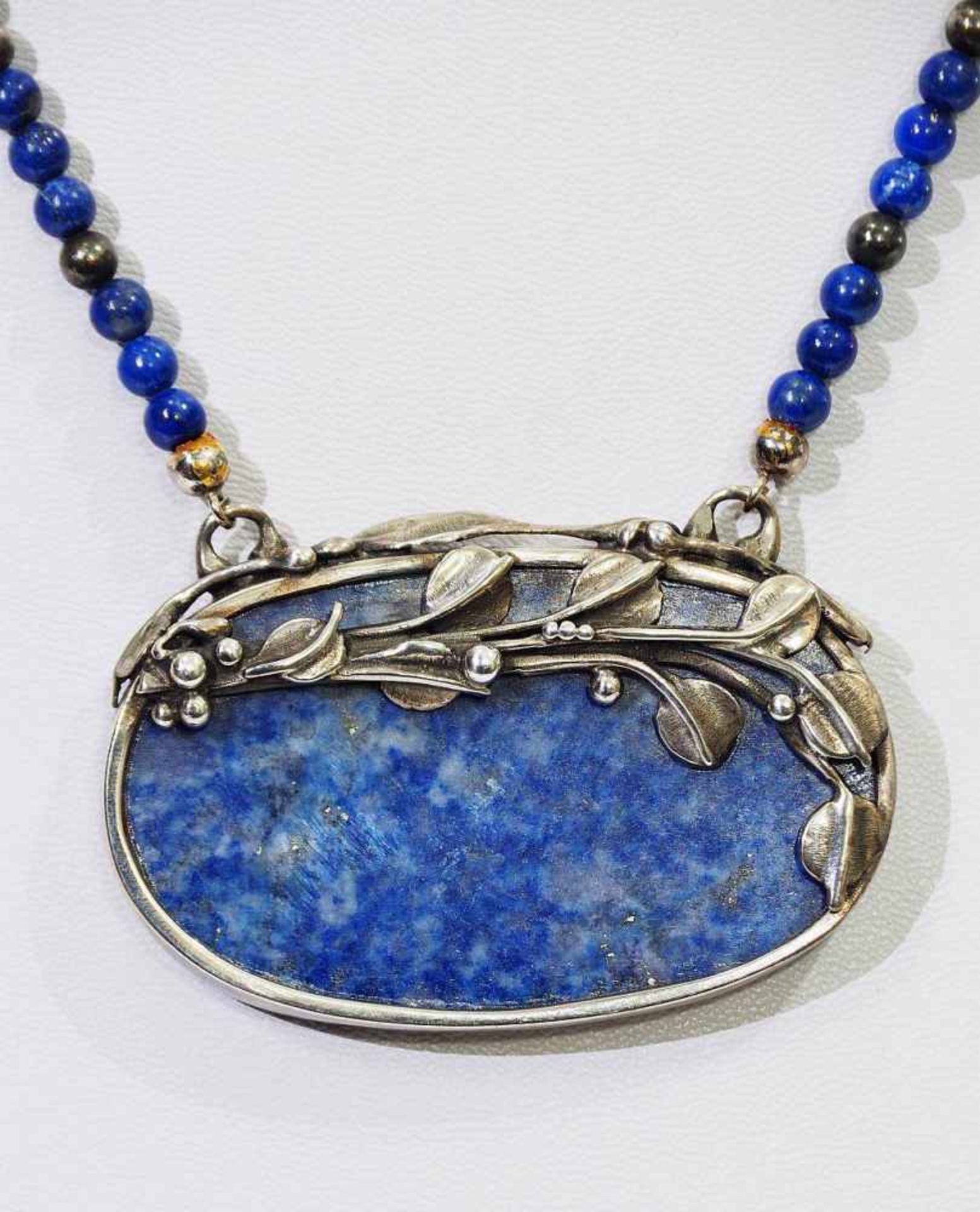 Collier mit LapislazuliCollier mit Lapislazuli. Querovale Lapislazuliplatte, gefasst in - Bild 2 aus 5