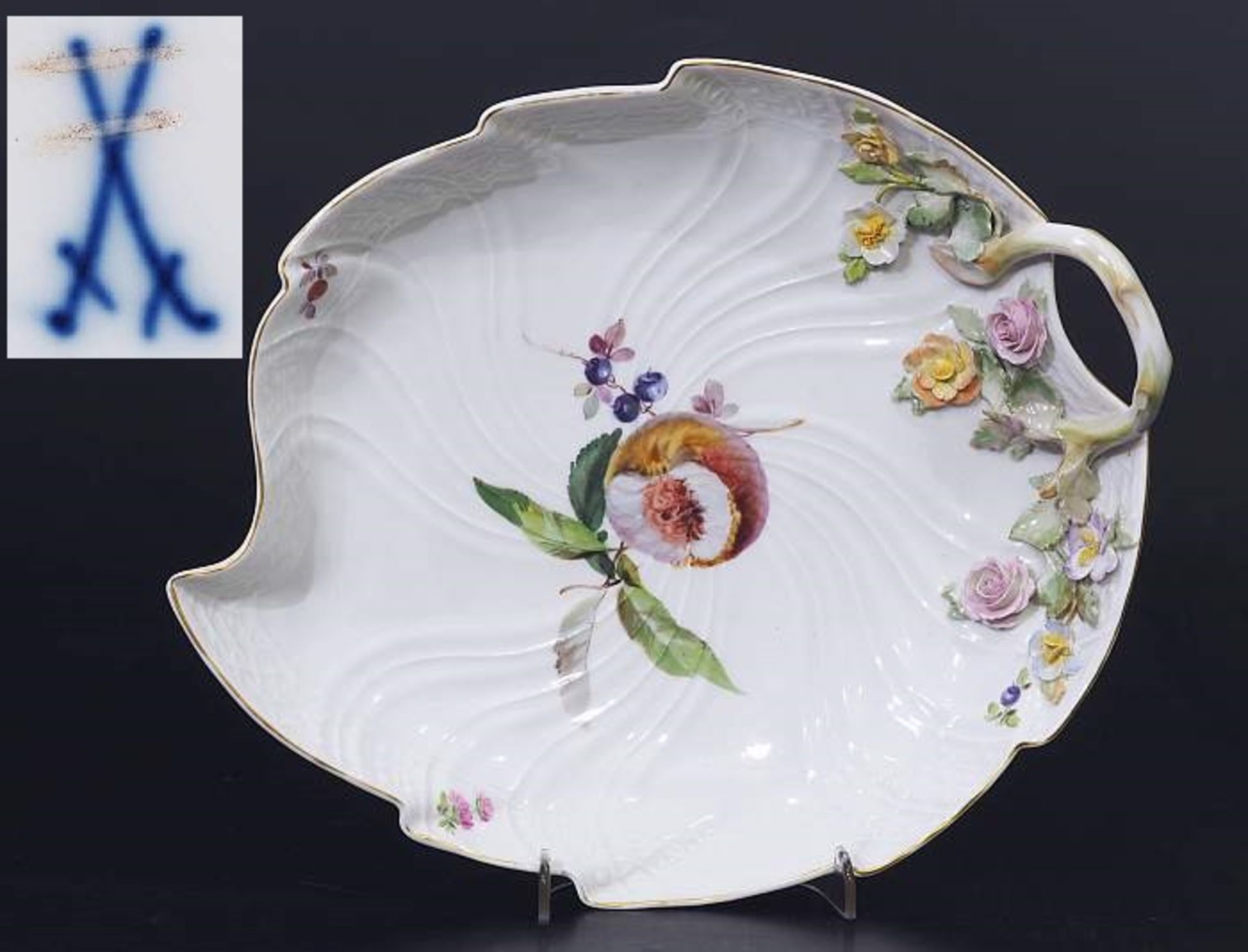 Blattschale. MEISSEN um 1900.Blattschale, MEISSEN um 1900. Ovale profilierte Form, "Reliefdekor