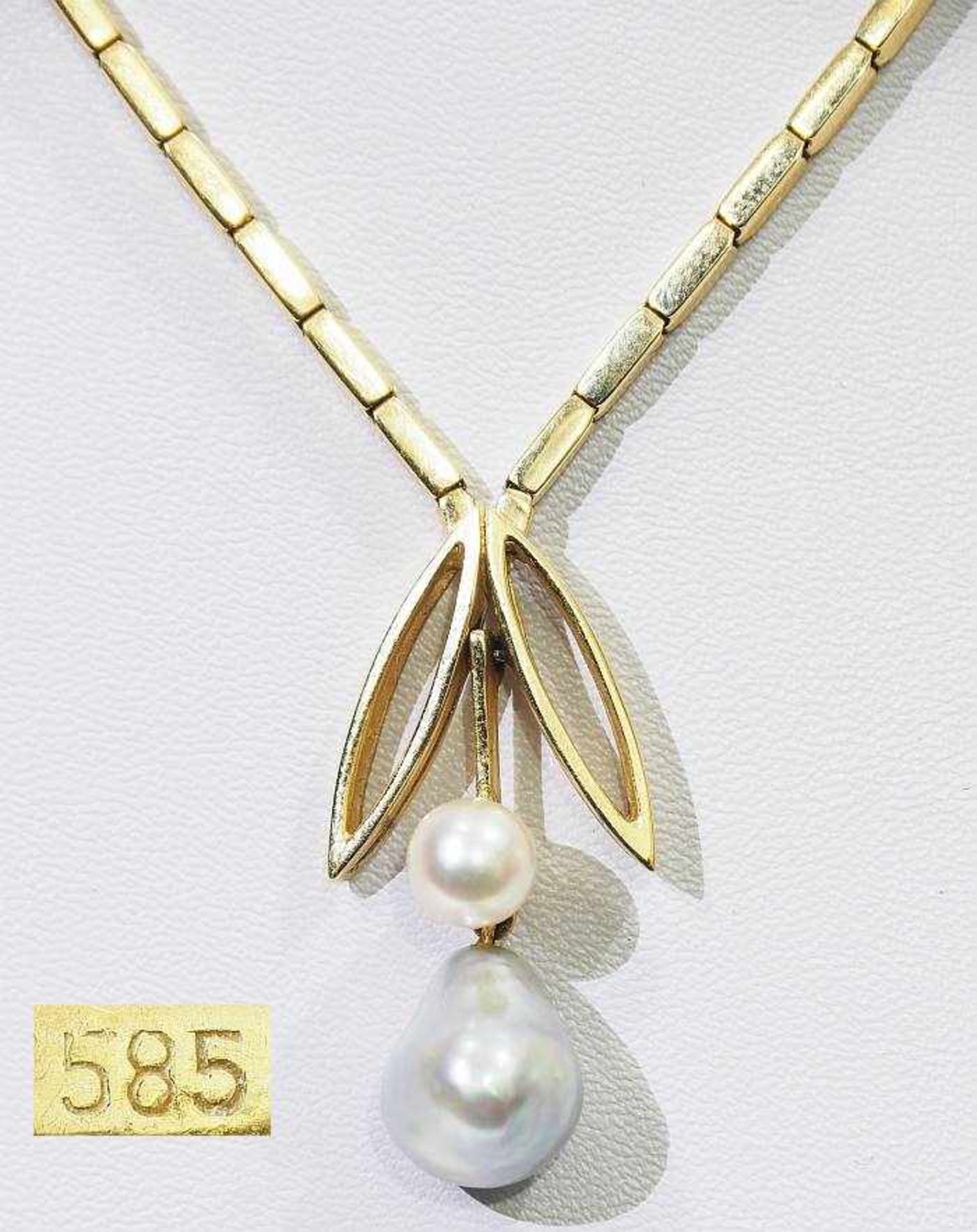 Collier.Collier, 585er Gelbgold, stilisierte florale Abhängung mit weißer Perle und grauer