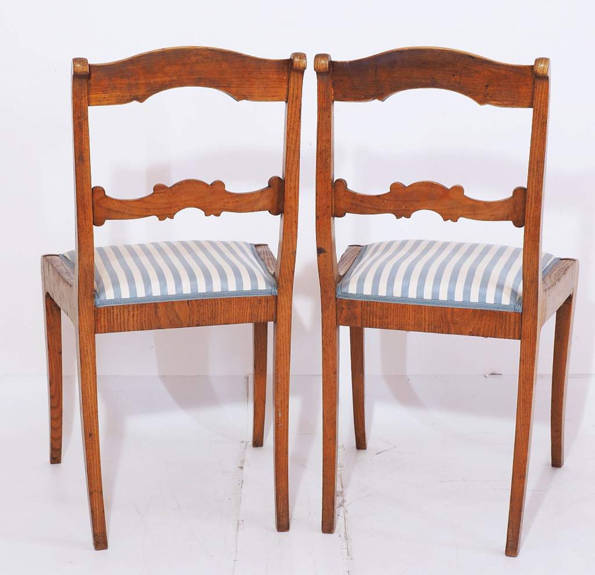 Paar Biedermeier-Stühle um 1830. Paar Biedermeier-Stühle um 1830. Nußholz, konische Vierkantbeine, - Bild 4 aus 5