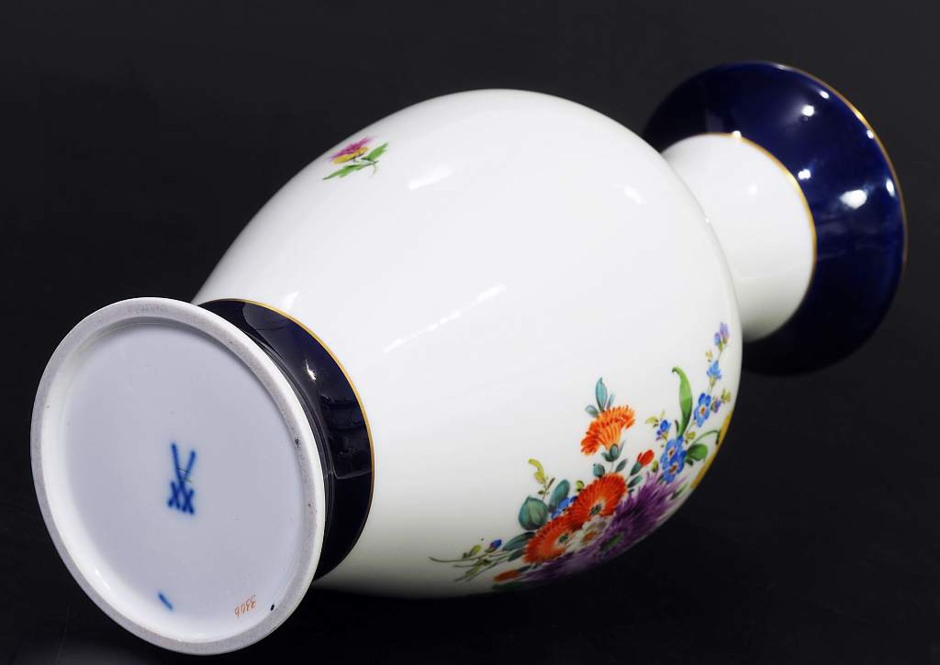 Kobalt-Vase. Kobalt-Vase. MEISSEN 1957 - 1972. Balustervase, farbige Bemalung mit Bukett und - Bild 4 aus 5
