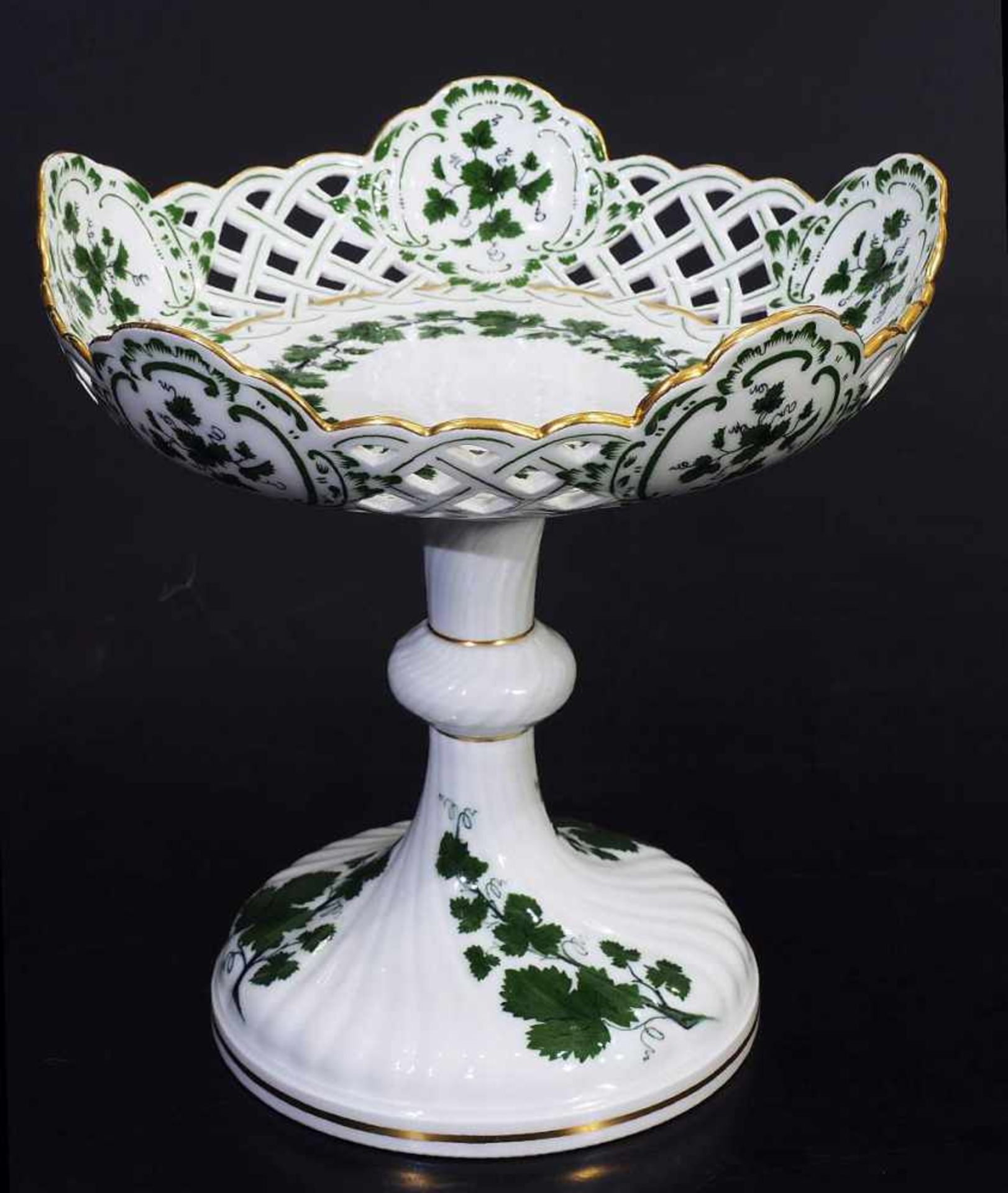 Tafelaufsatz "Weinlaubdekor". MEISSEN um 1860. Tafelaufsatz "Weinlaubdekor". MEISSEN um 1860, 1. - Bild 2 aus 6