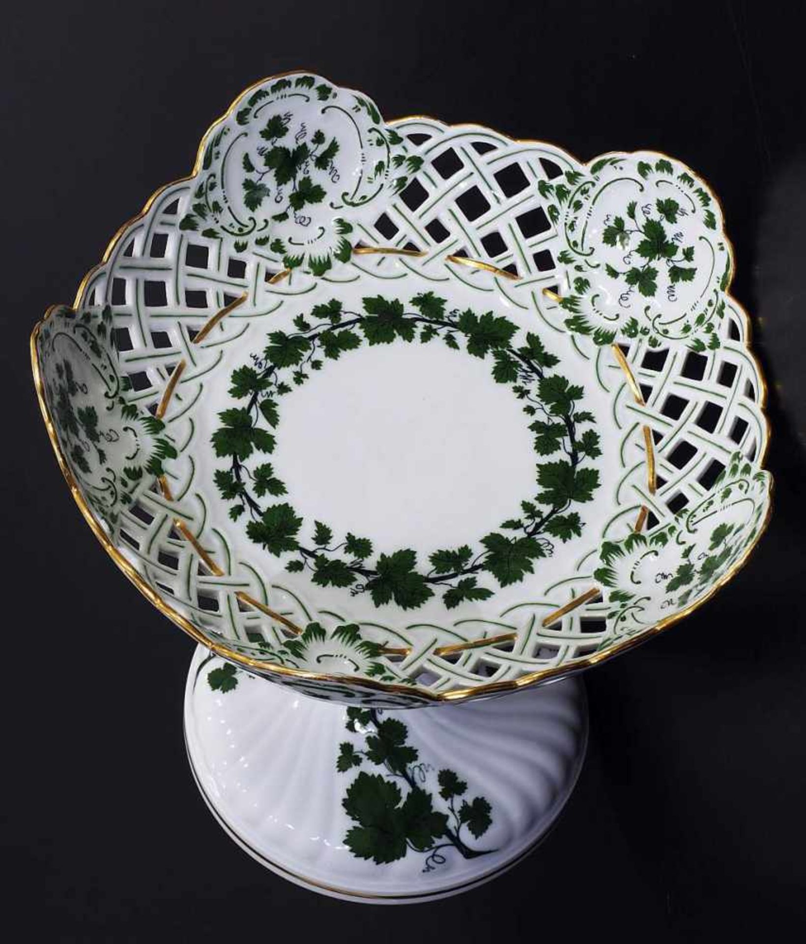 Tafelaufsatz "Weinlaubdekor". MEISSEN um 1860. Tafelaufsatz "Weinlaubdekor". MEISSEN um 1860, 1. - Bild 4 aus 6