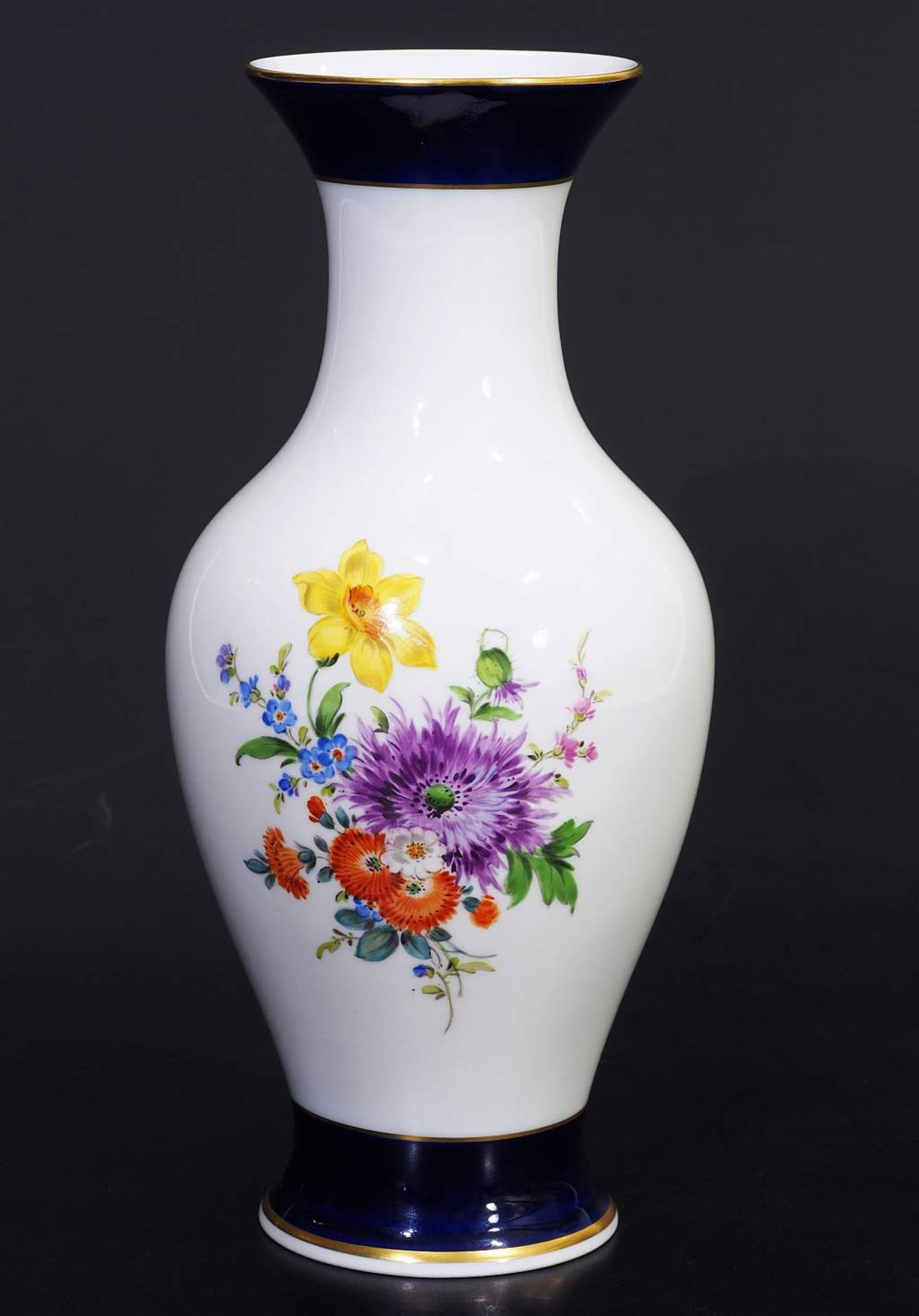 Kobalt-Vase. Kobalt-Vase. MEISSEN 1957 - 1972. Balustervase, farbige Bemalung mit Bukett und - Bild 2 aus 5