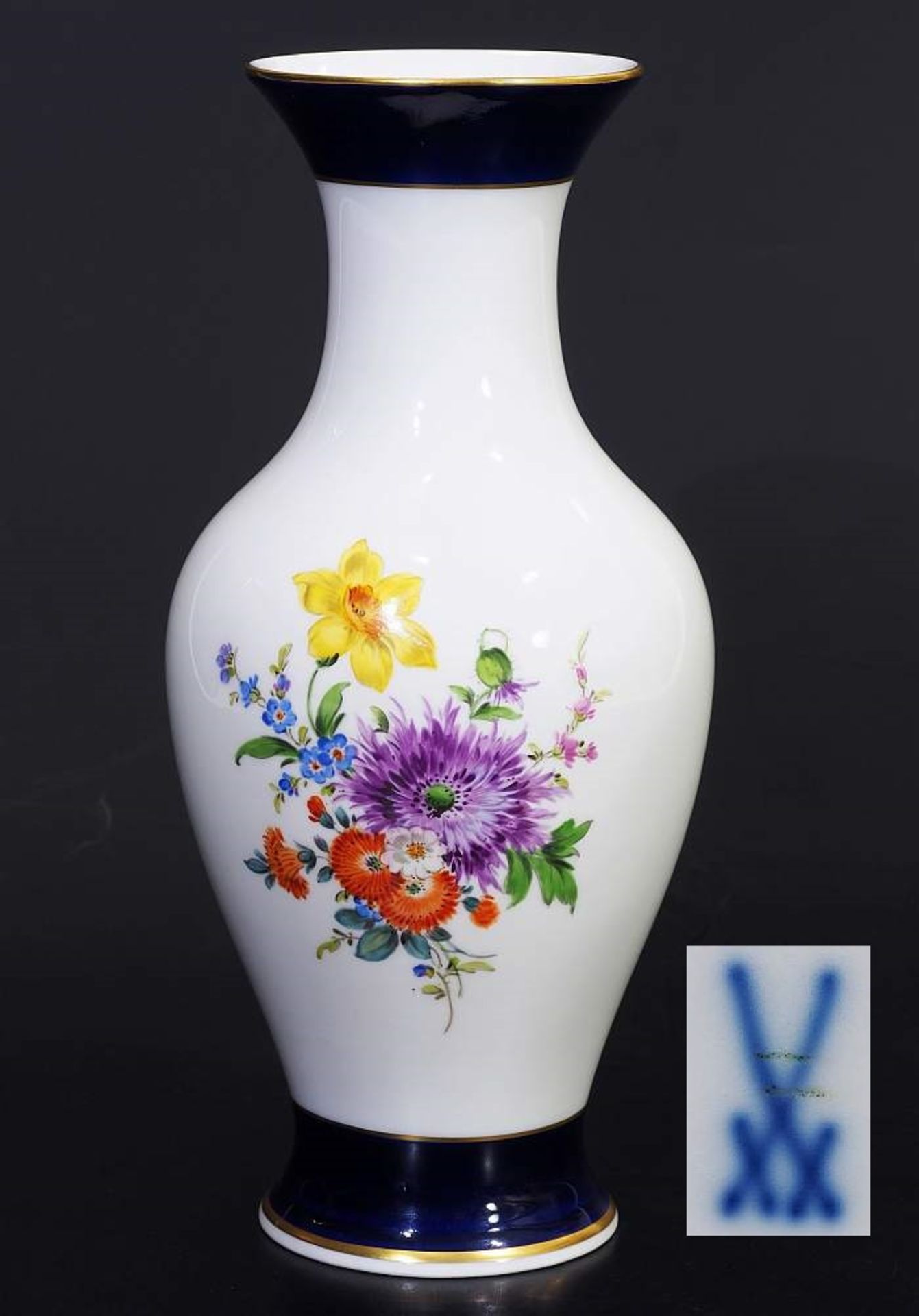Kobalt-Vase. Kobalt-Vase. MEISSEN 1957 - 1972. Balustervase, farbige Bemalung mit Bukett und